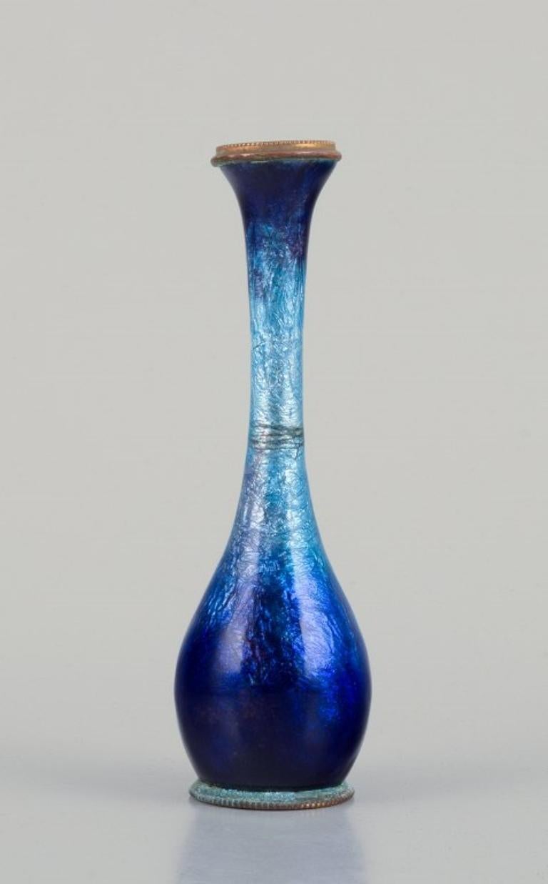 Fauré et Marti per Limoges, Francia.
Vaso lavorato a smalto con decorazioni in tonalità blu.
Metà del XX secolo.
Firmato.
In ottime condizioni.
Dimensioni: H. H. 13,0 cm x D. 4,0 cm.