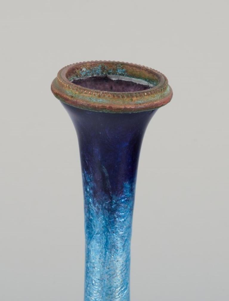 Francese Fauré et Marti per Limoges. Vaso lavorato a smalto con decorazioni in tonalità blu. in vendita