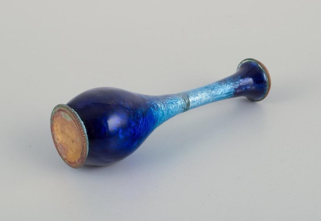XX secolo Fauré et Marti per Limoges. Vaso lavorato a smalto con decorazioni in tonalità blu. in vendita