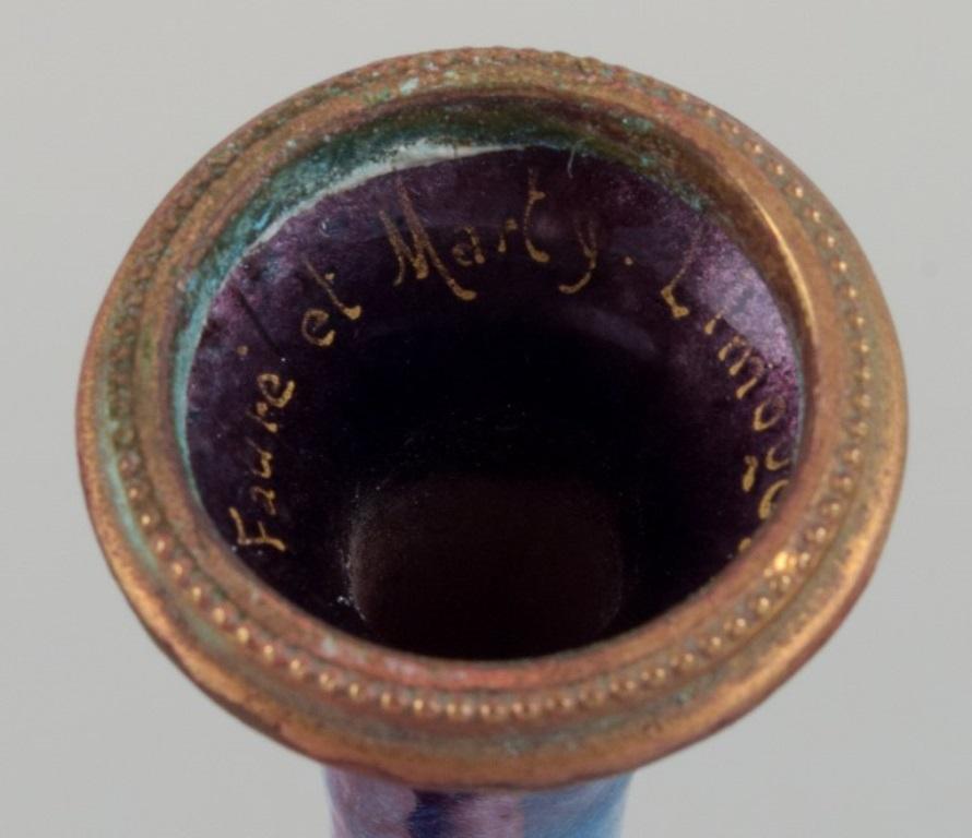 Metallo Fauré et Marti per Limoges. Vaso lavorato a smalto con decorazioni in tonalità blu. in vendita