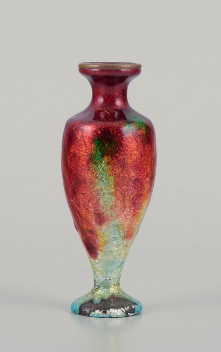Fauré et Marti per Limoges, Francia.
Piccolo vaso in metallo con decorazione in smalto policromo.
Metà del XX secolo.
Firmato.
In buone condizioni, con scheggiature nello smalto della base. Vedi foto.
Dimensioni: H. H. 9,0 cm x D. 3,5 cm.