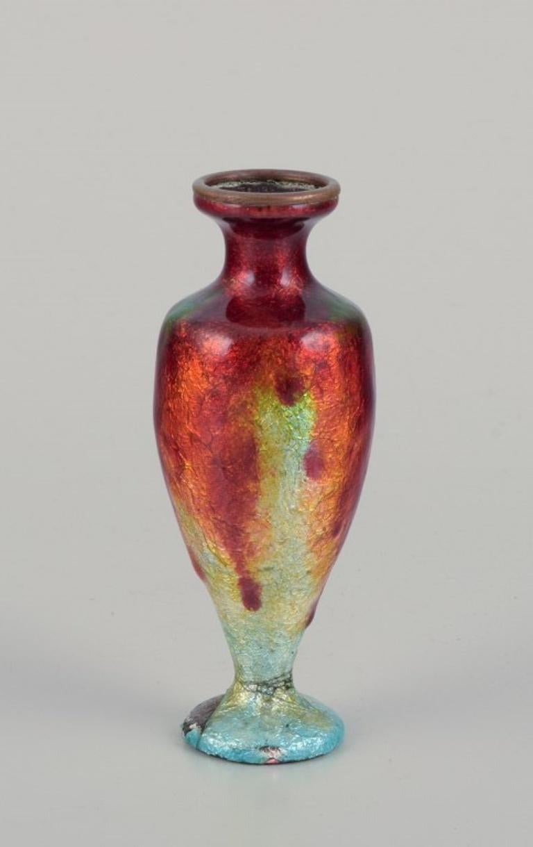 Francese Fauré et Marti per Limoges, Francia. Piccolo vaso in metallo con decorazione a smalto in vendita