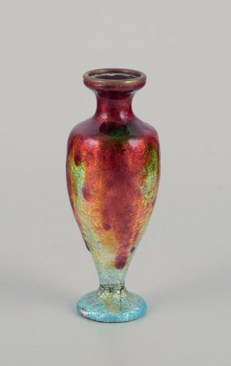 Smaltato Fauré et Marti per Limoges, Francia. Piccolo vaso in metallo con decorazione a smalto in vendita