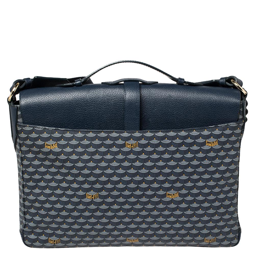 Mélange de style et de praticité:: ce sac messager Express 36 bleu de Faure Le Page ne manquera pas de susciter les compliments ! Il a été conçu à partir de la toile et du cuir enduits emblématiques de la marque:: avec un rabat avant doté d'un