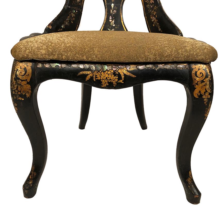 Fausse paire de chaises Napoléon III, bois noirci et carton bouilli burgauté For Sale 2