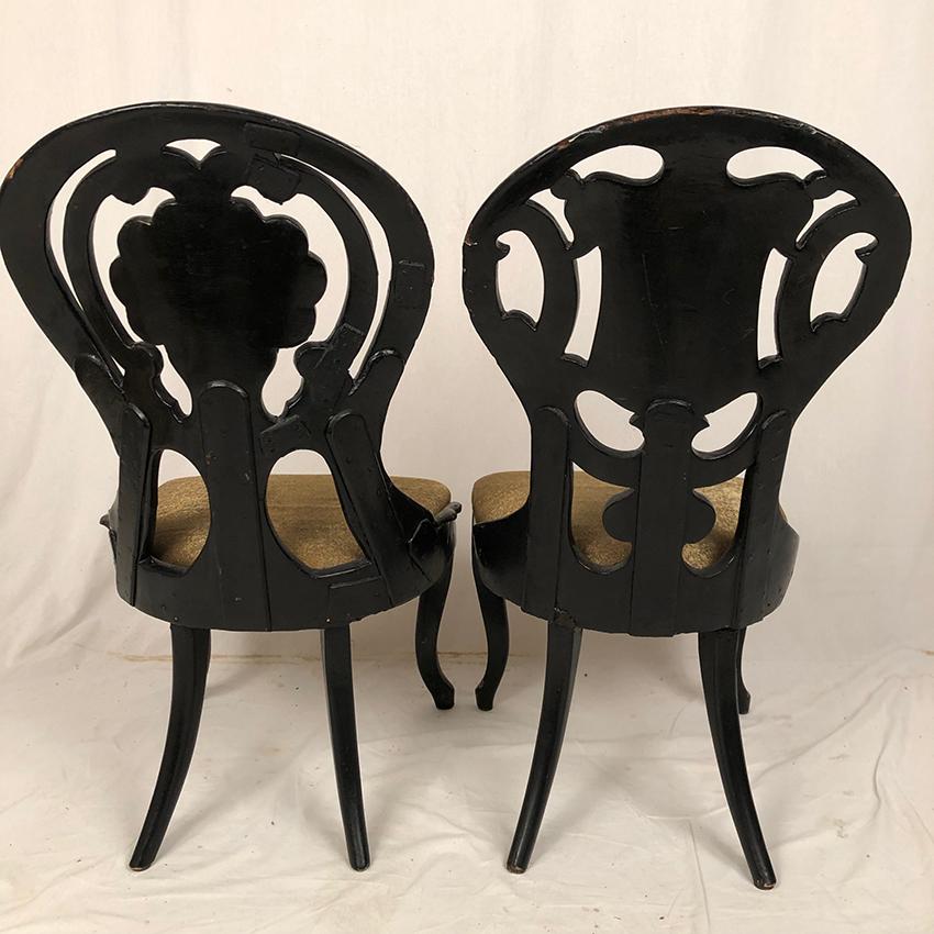 Fausse paire de chaises Napoléon III, bois noirci et carton bouilli burgauté For Sale 4