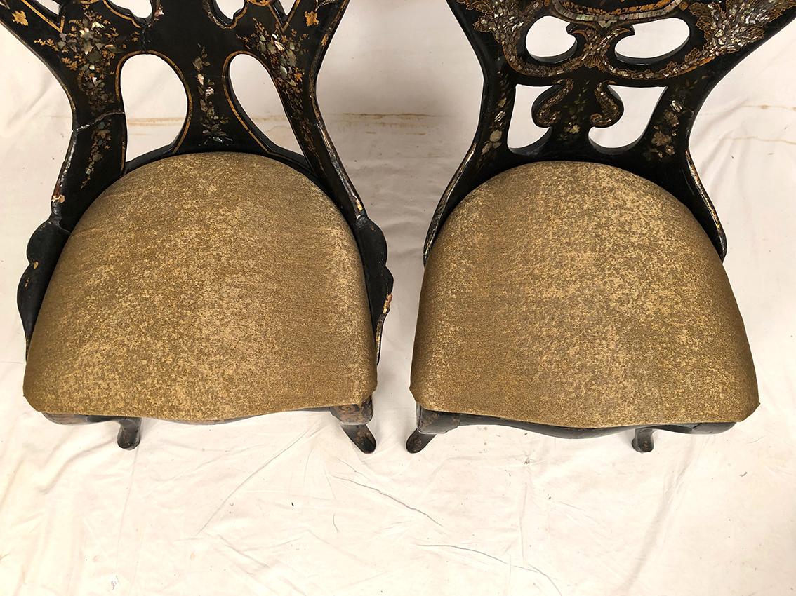 Fausse paire de chaises Napoléon III, bois noirci et carton bouilli burgauté For Sale 5