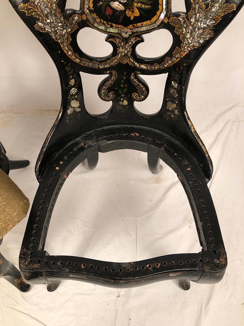 Fausse paire de chaises Napoléon III, bois noirci et carton bouilli burgauté For Sale 6