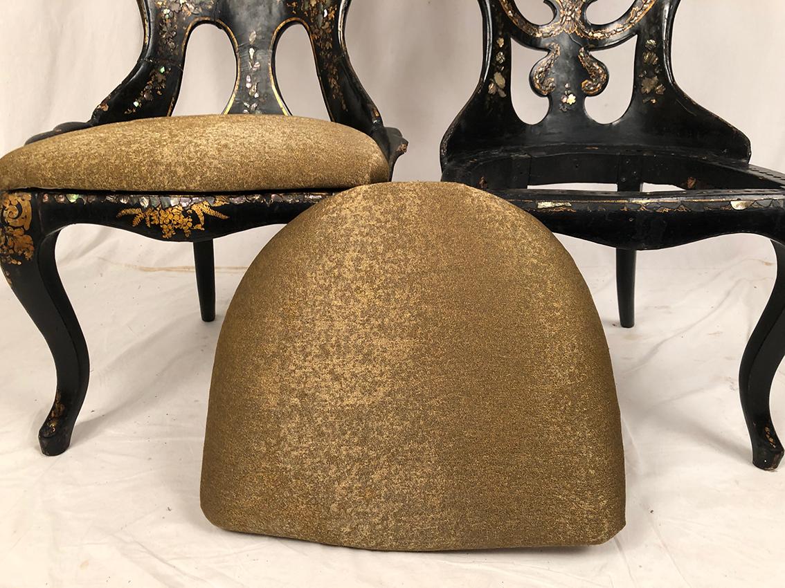 Fausse paire de chaises Napoléon III, bois noirci et carton bouilli burgauté For Sale 7