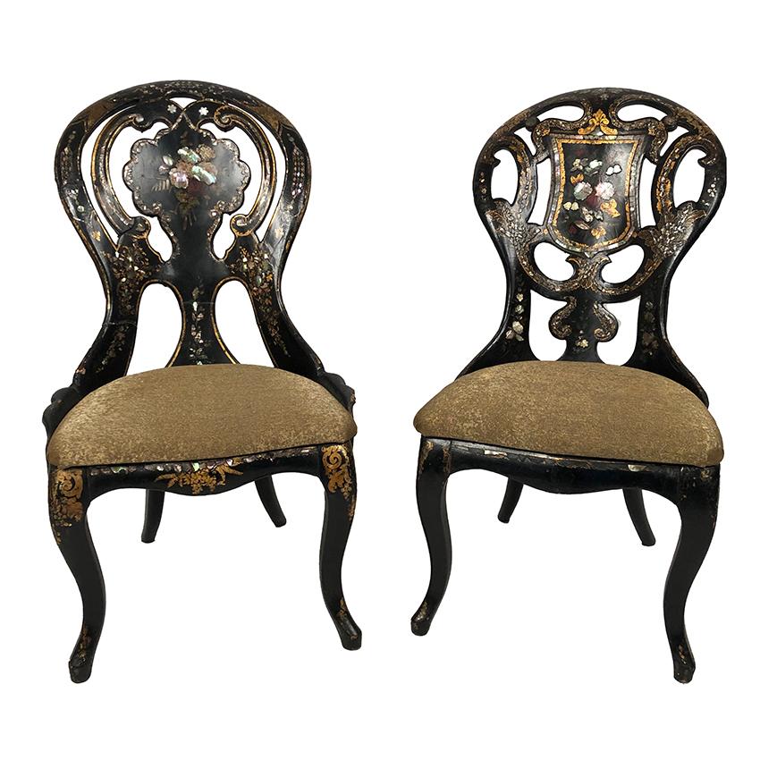Fausse paire de chaises Napoléon III, bois noirci et carton bouilli burgauté en vente