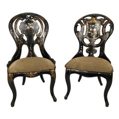 Antique Fausse paire de chaises Napoléon III, bois noirci et carton bouilli burgauté