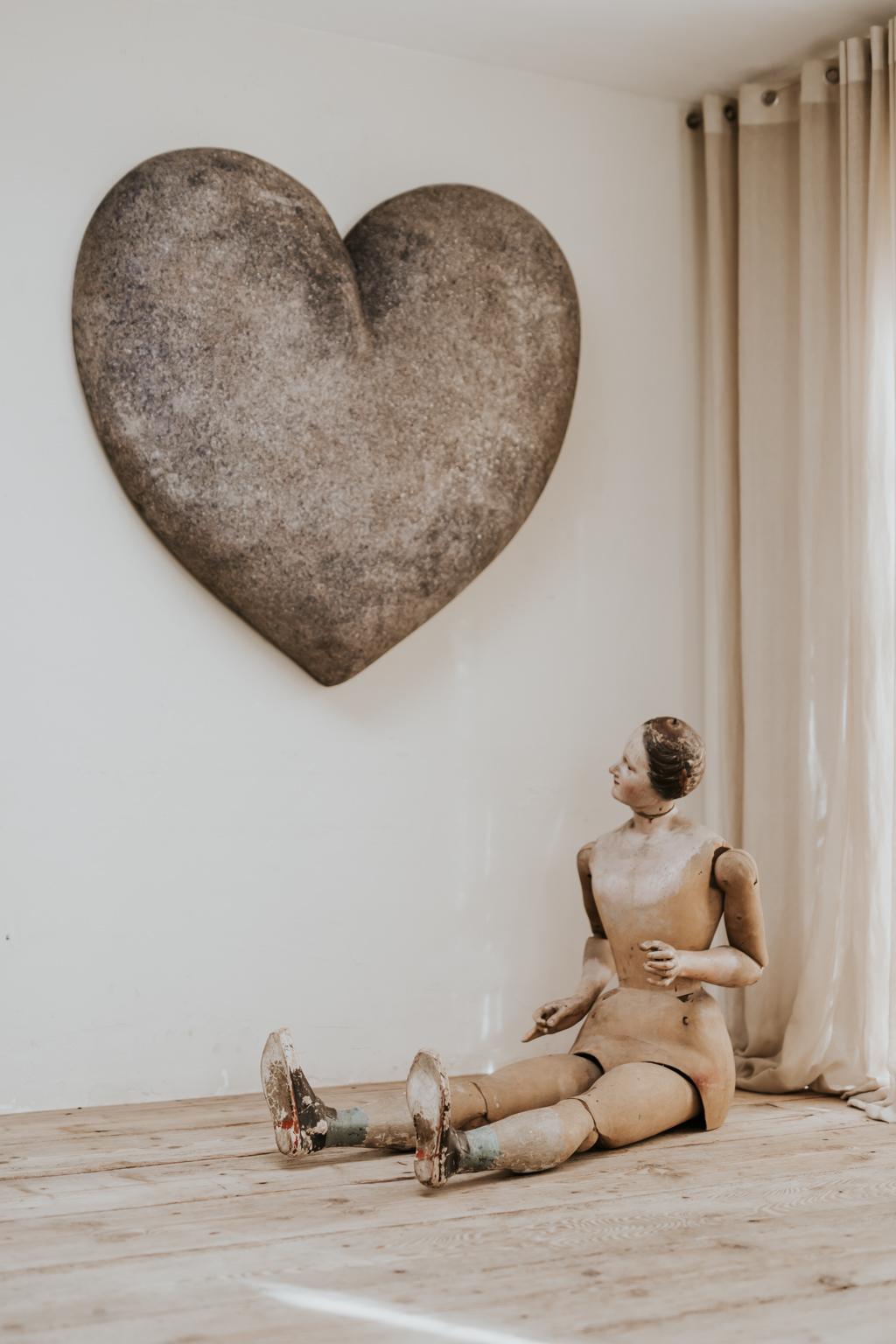 This extra large heart was created in my workshop, a wonderful decorative object,
that fits in every house, you have to feel it to be convinced it isn't real stone,
the material is wood, we painted it fausse pierre/imitation stone.