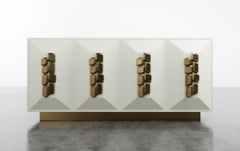 FAUSTINE CREDENZA – moderner cremefarbener Lack mit Bronzegriffen