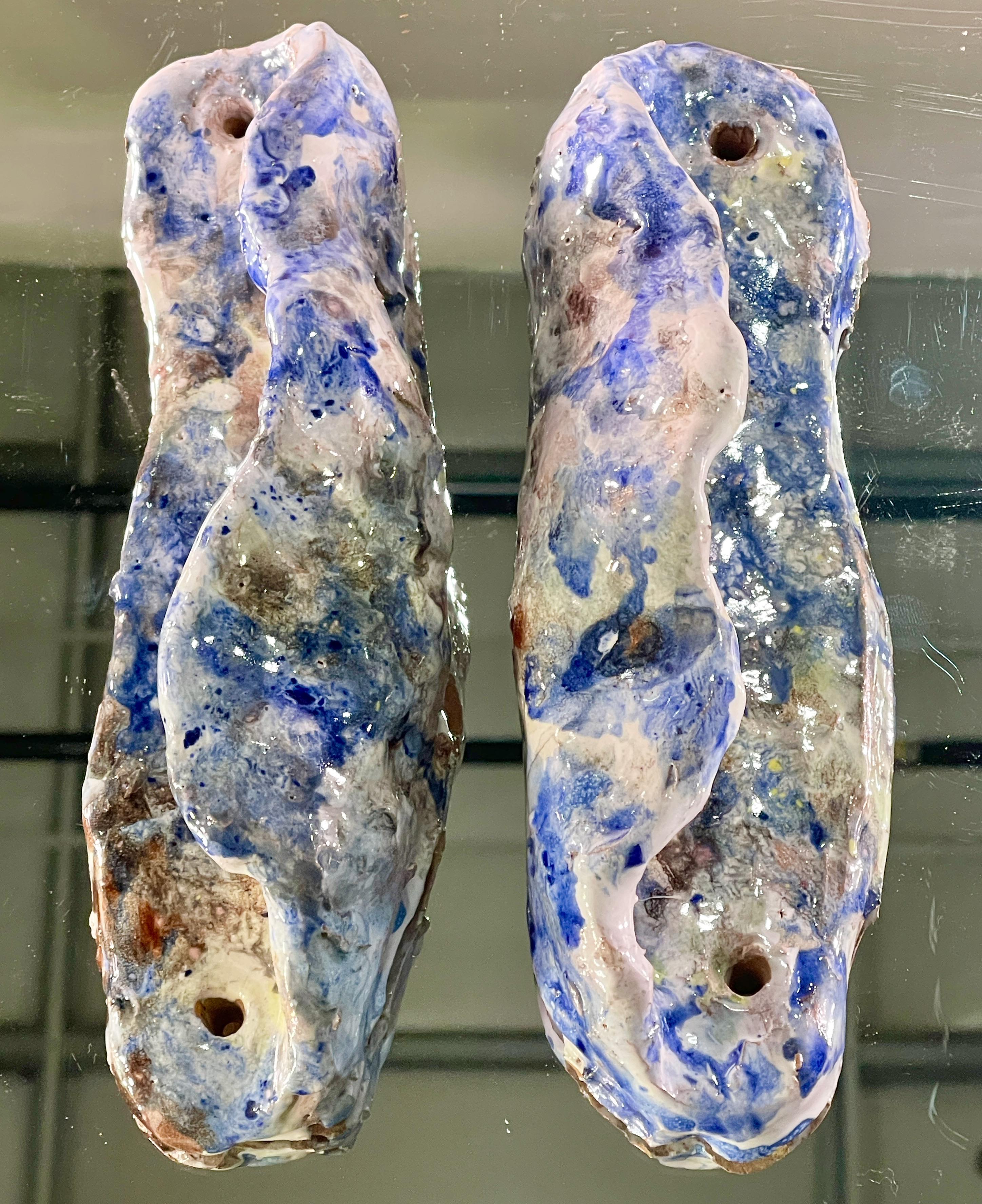 Pair of blue and white glazed ceramic door pulls attributed to Fausto Melotti (1901-1986). See his maniglie for Casa Fornaroli.
Signature indecipherable.
Each with two screw holes. See detail photos for spacing.
Ceramica invetriata maniglie.