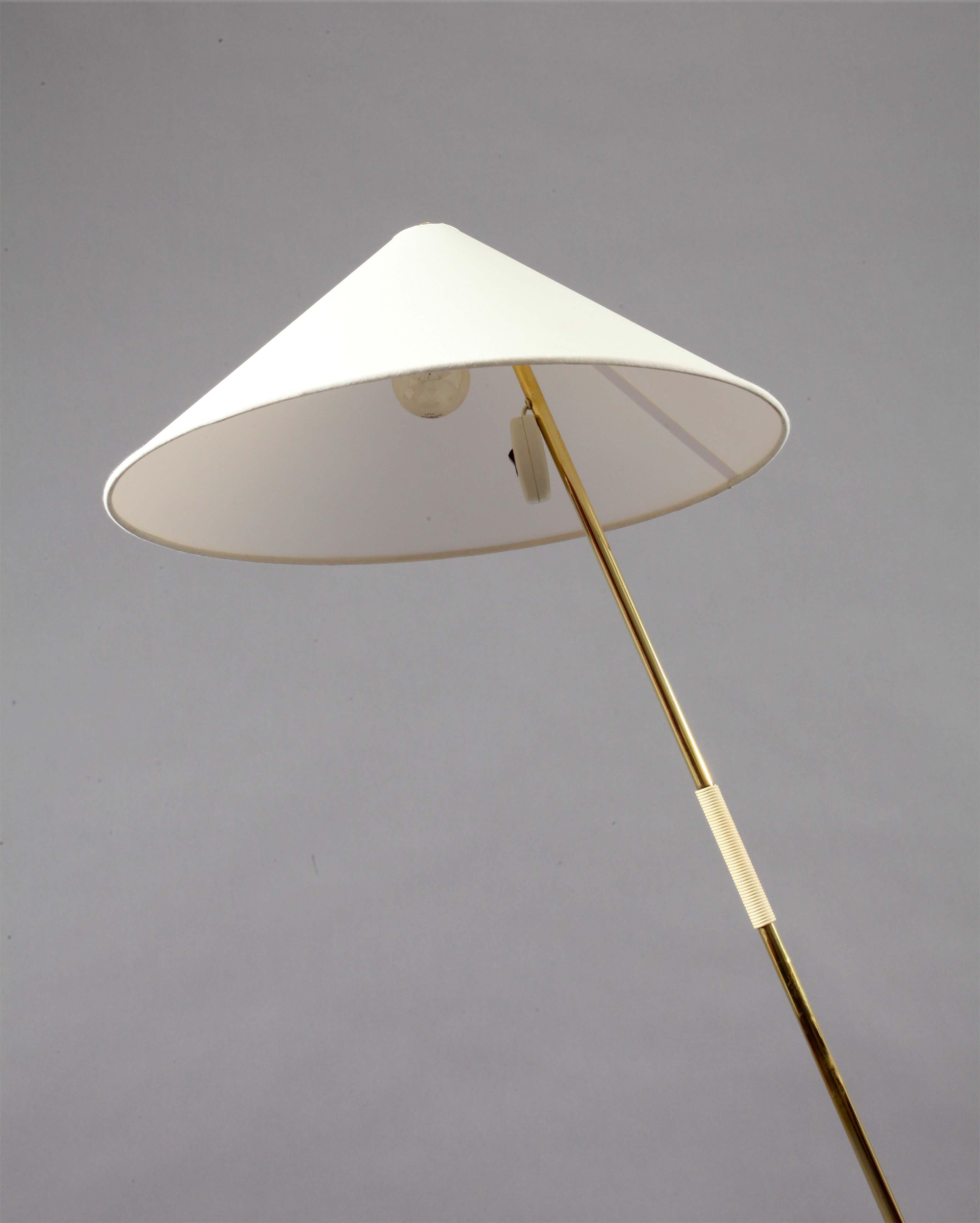 Floorlamp
Vienna, 1950
Rupert Nikoll
brass base, fabric shade.