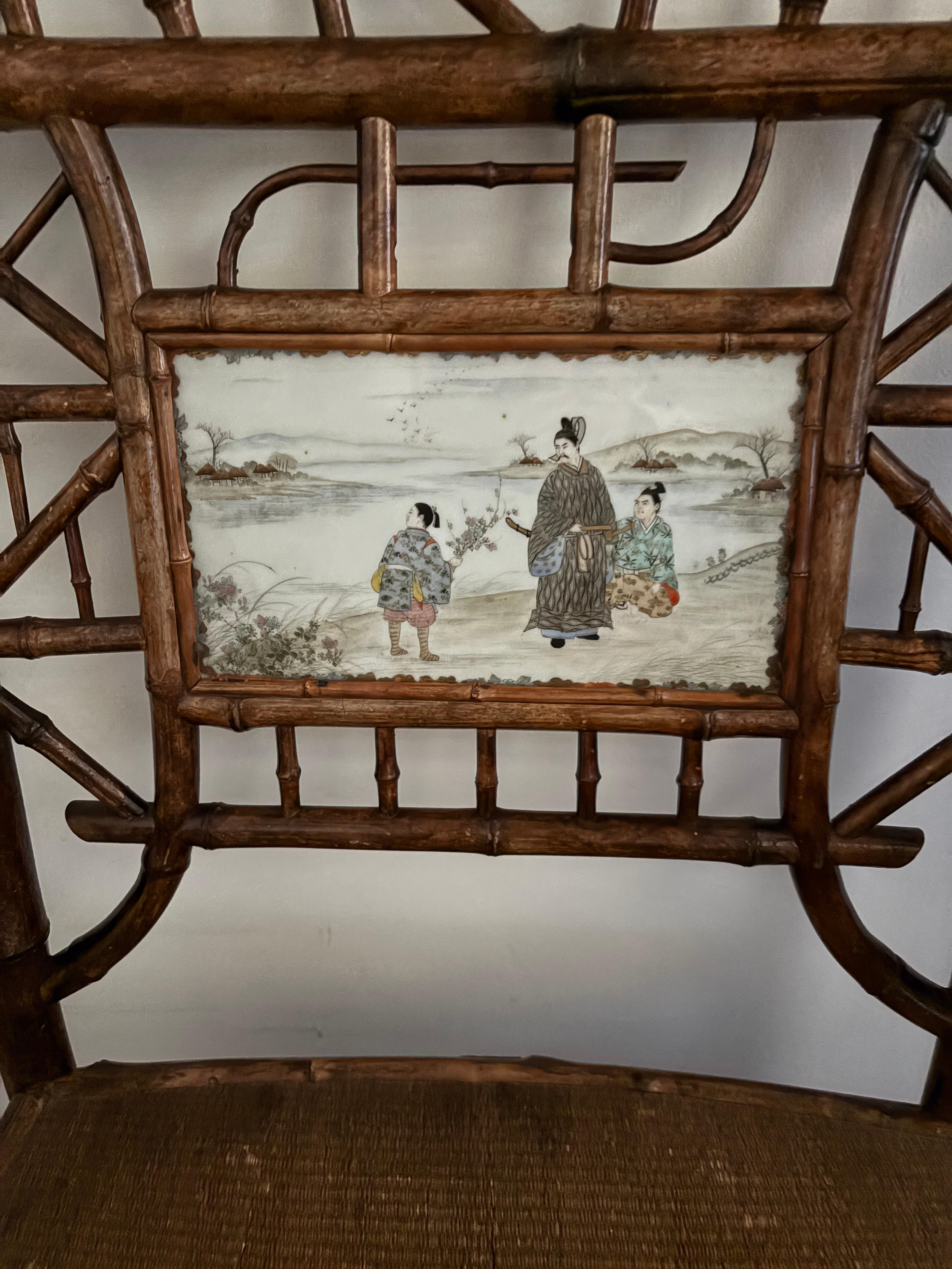 Beau fauteuil en bambou à dossier pagode orné d'une plaque en porcelaine rectangulaire à décor d'un samurai et ses serviteurs, paysage maritime.
Maison Perret&Vibert (Plakette)
Herkunft Frankreich 
XIXe siècle 
(Légères usures à l'assise paillée)