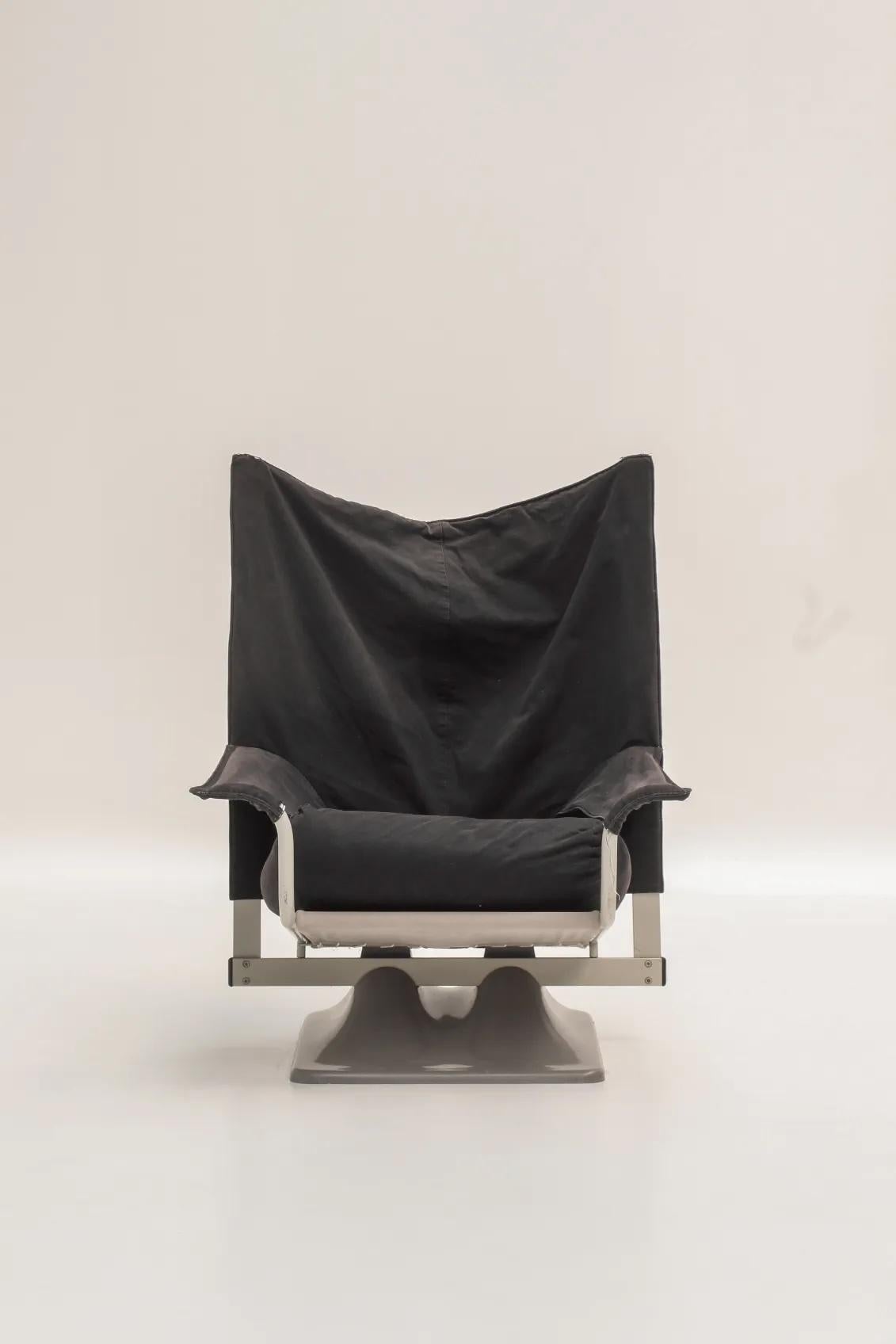 Fauteuil AEO conçu par Paolo Deganello du collectif Archizoom Associati, édité par Cassina en 1973.

Verdadero manifiesto del diseño radical italiano, el AEO es un mueble desmontable, asimétrico y modulable, pensado para romper con las formas del