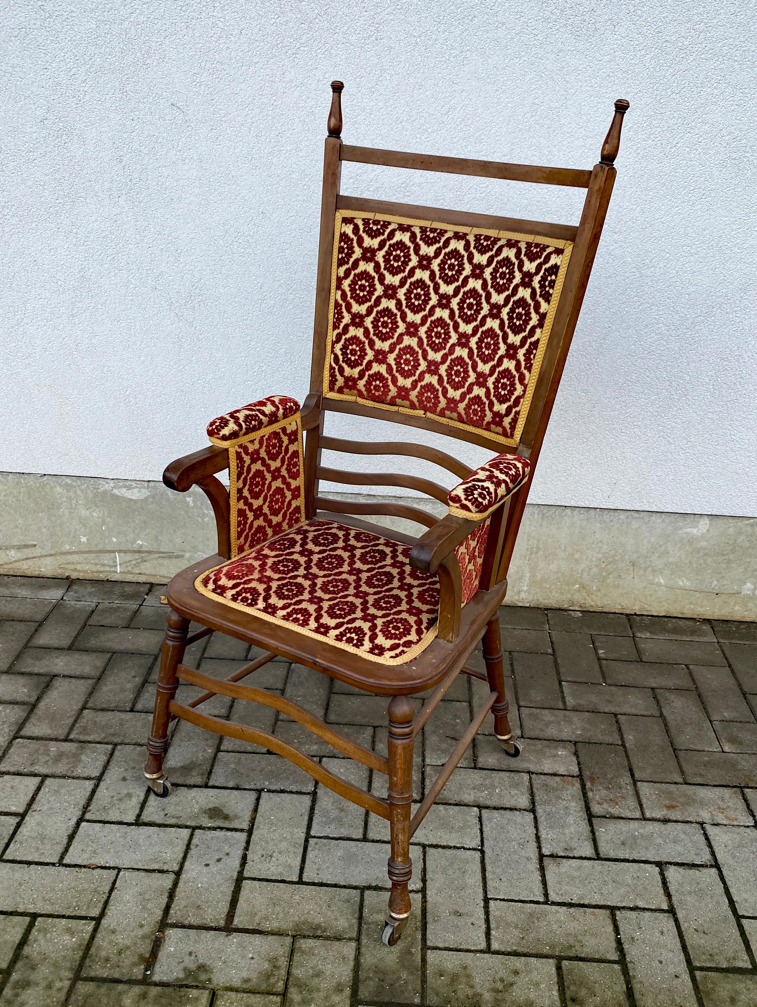 Fauteuil  Art Nouveau à haut dossier en hêtre 
Sur roulettes
 Mousses et tissu en bon état