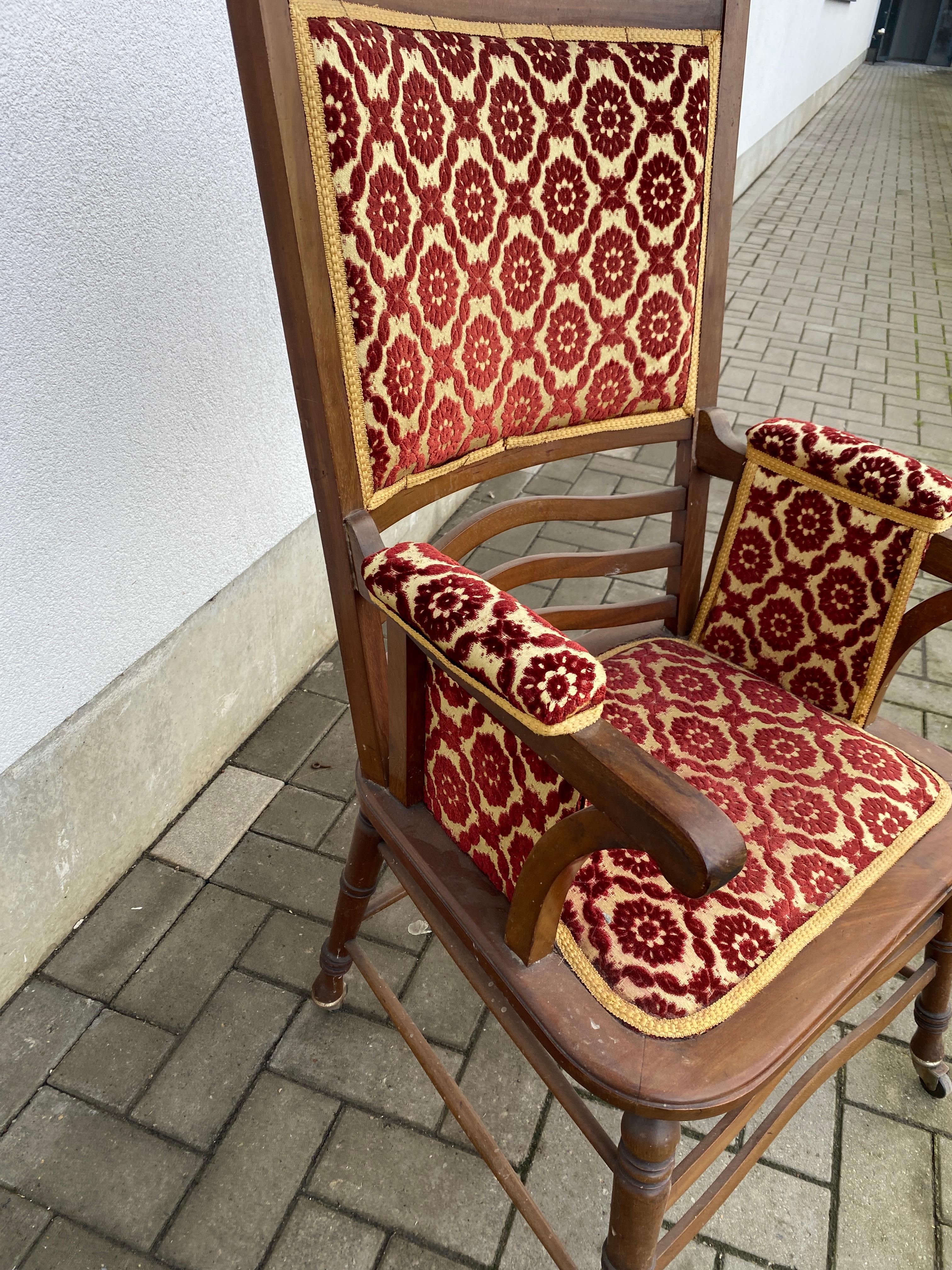Européen Fauteuil Art Nouveau à haut dossier en hêtre en vente