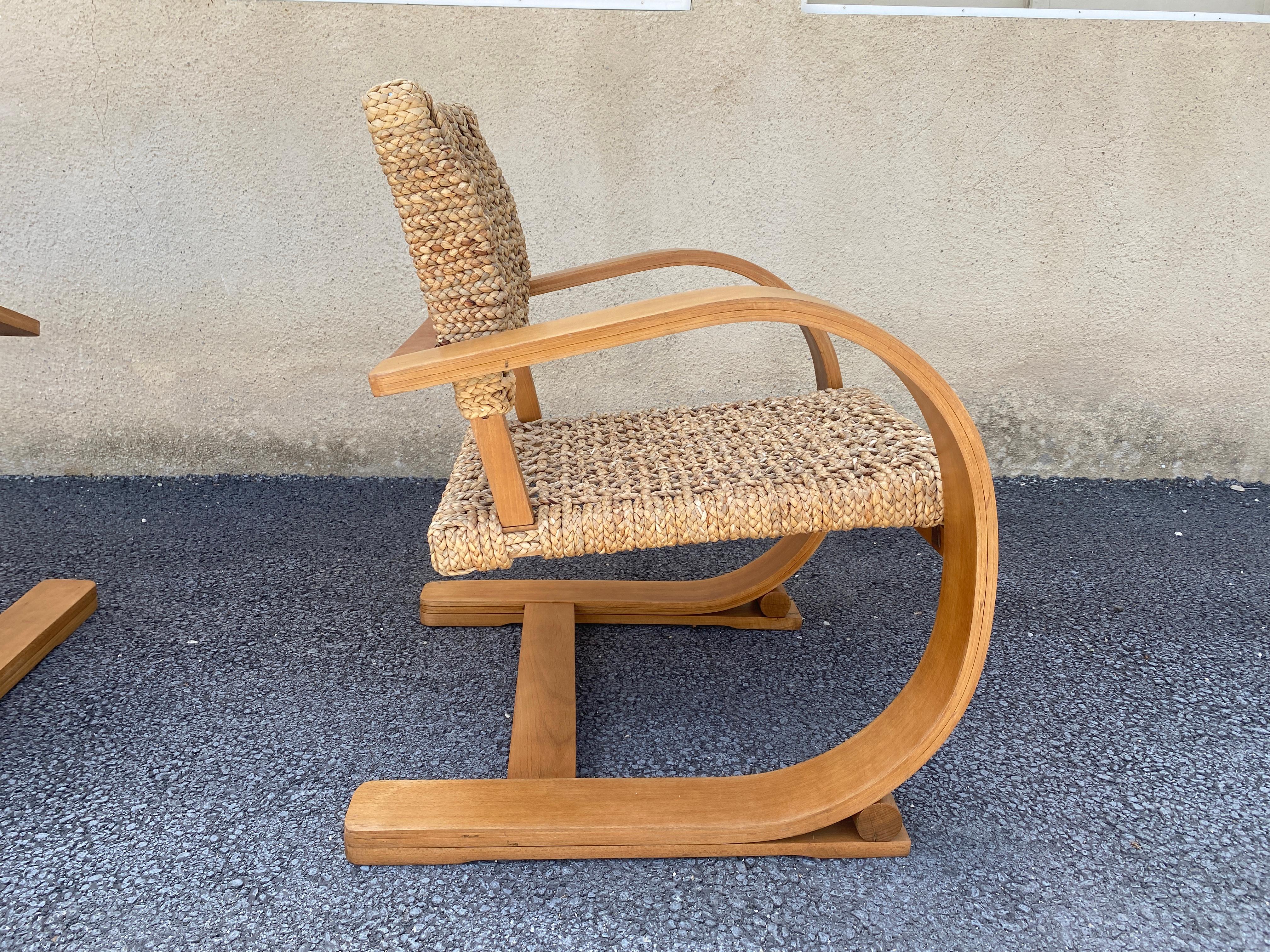 Audoux Minet armchair Vibo 1950 edition. Structure and armrests in curved beech. Seat and back in woven raffia. Completely restored: seat, back and structure.
