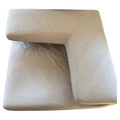 Fauteuil bas beige par Patricia Urquiola