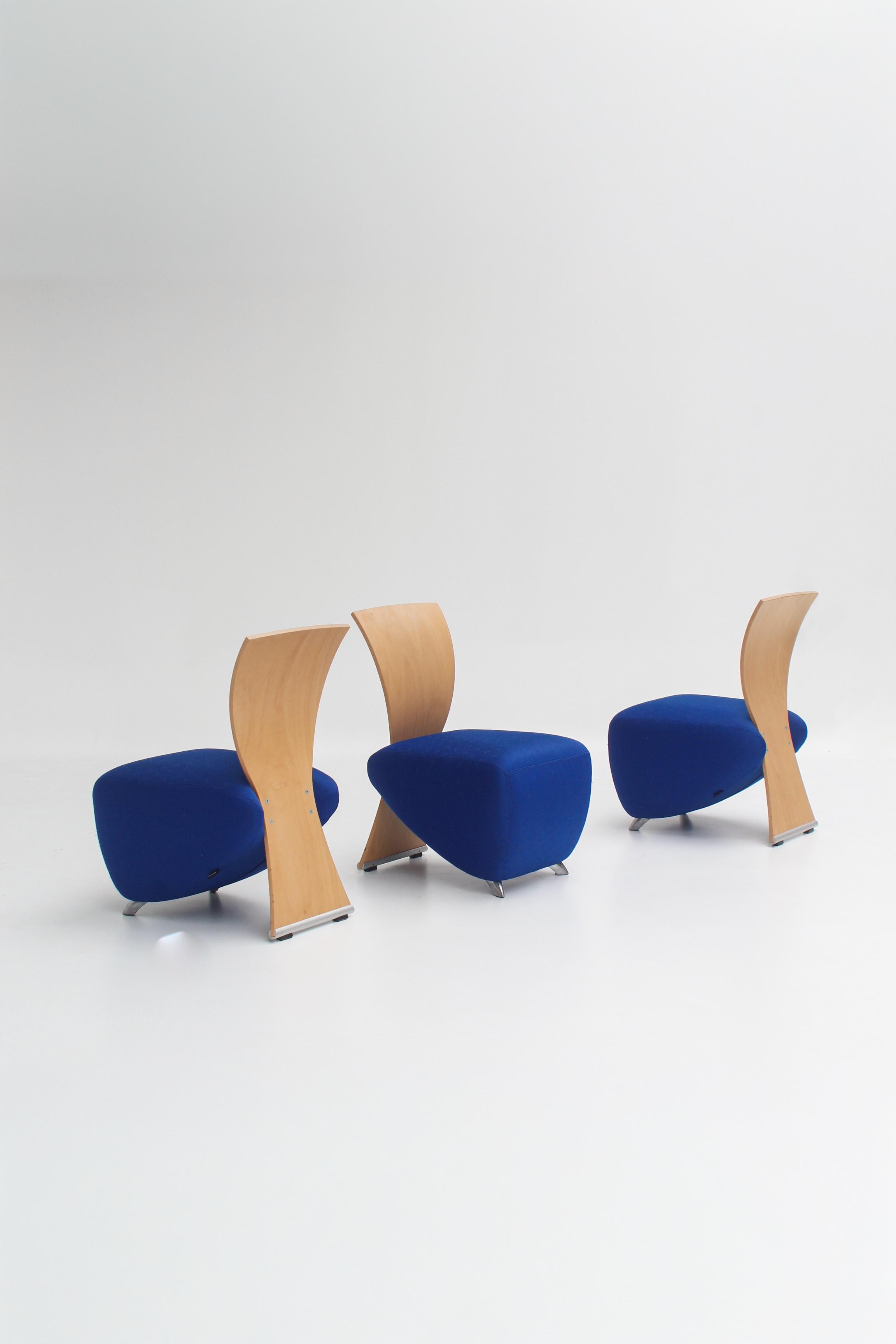Fauteuil Bobo postmoderne en tissu bleu. Bobo a été conçu par l'architecte allemand Dietmar Scharping au début des années 1990 pour répondre au besoin d'un programme de sièges sculpturaux qui seraient beaux de tous les points de vue et