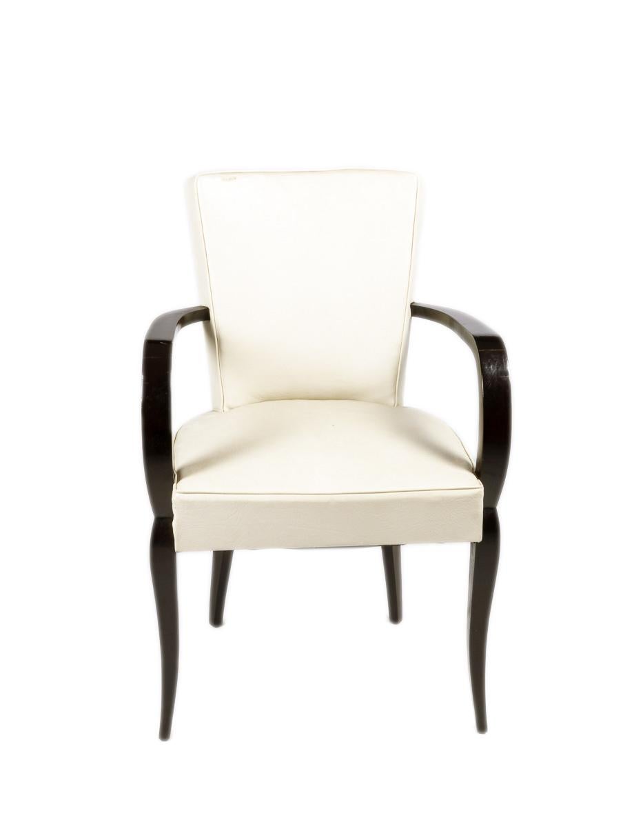 Ein einzelner Fauteuil Bridge Sessel aus Buchenholz, schwarz glänzend lackiert, mit weißem Leder und doppeltem Keder, breitem Sitzkissen und einer geschwungenen Rückenlehne.