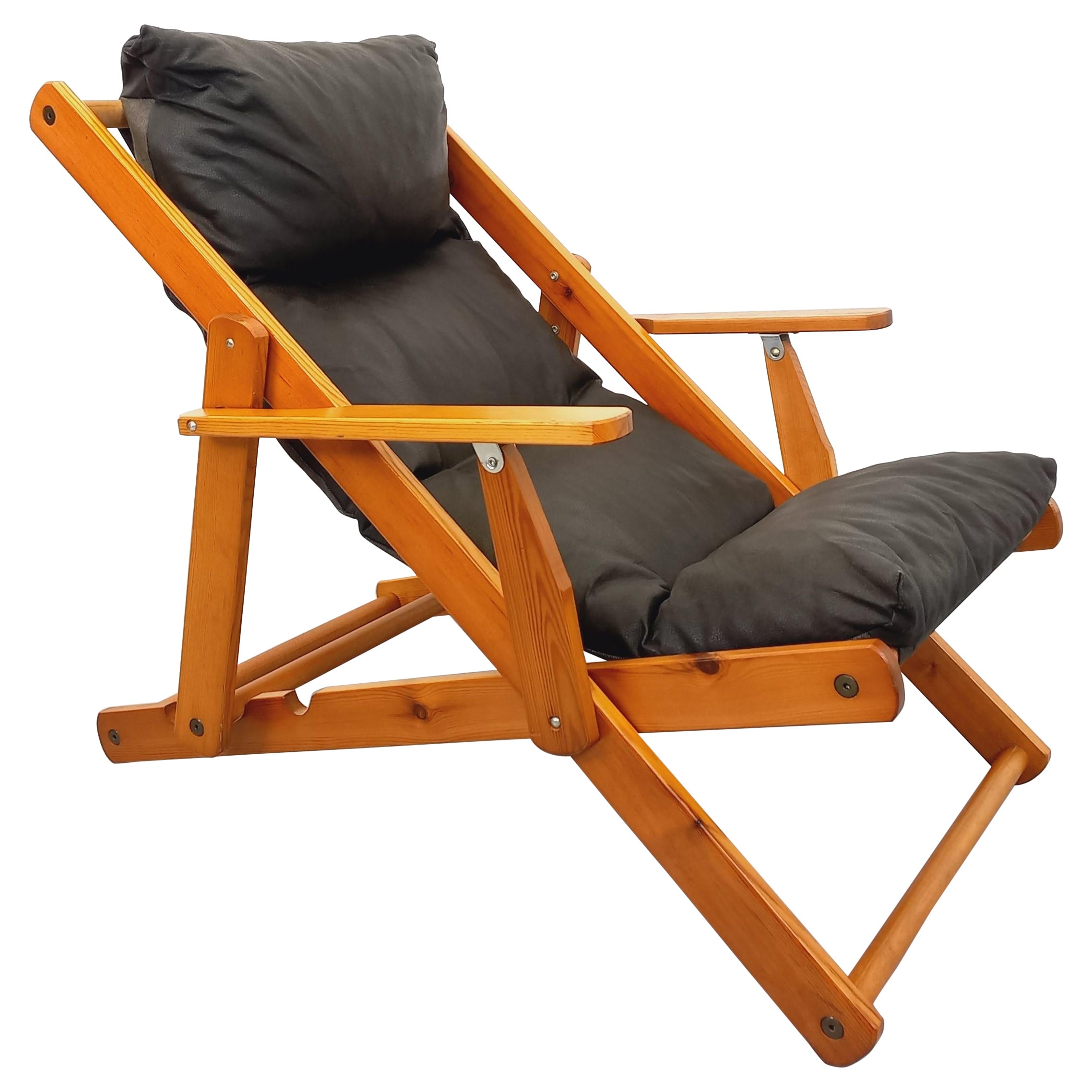 Fauteuil chaise longue pliante réglable vintage en pin et simili cuir années 60 For Sale