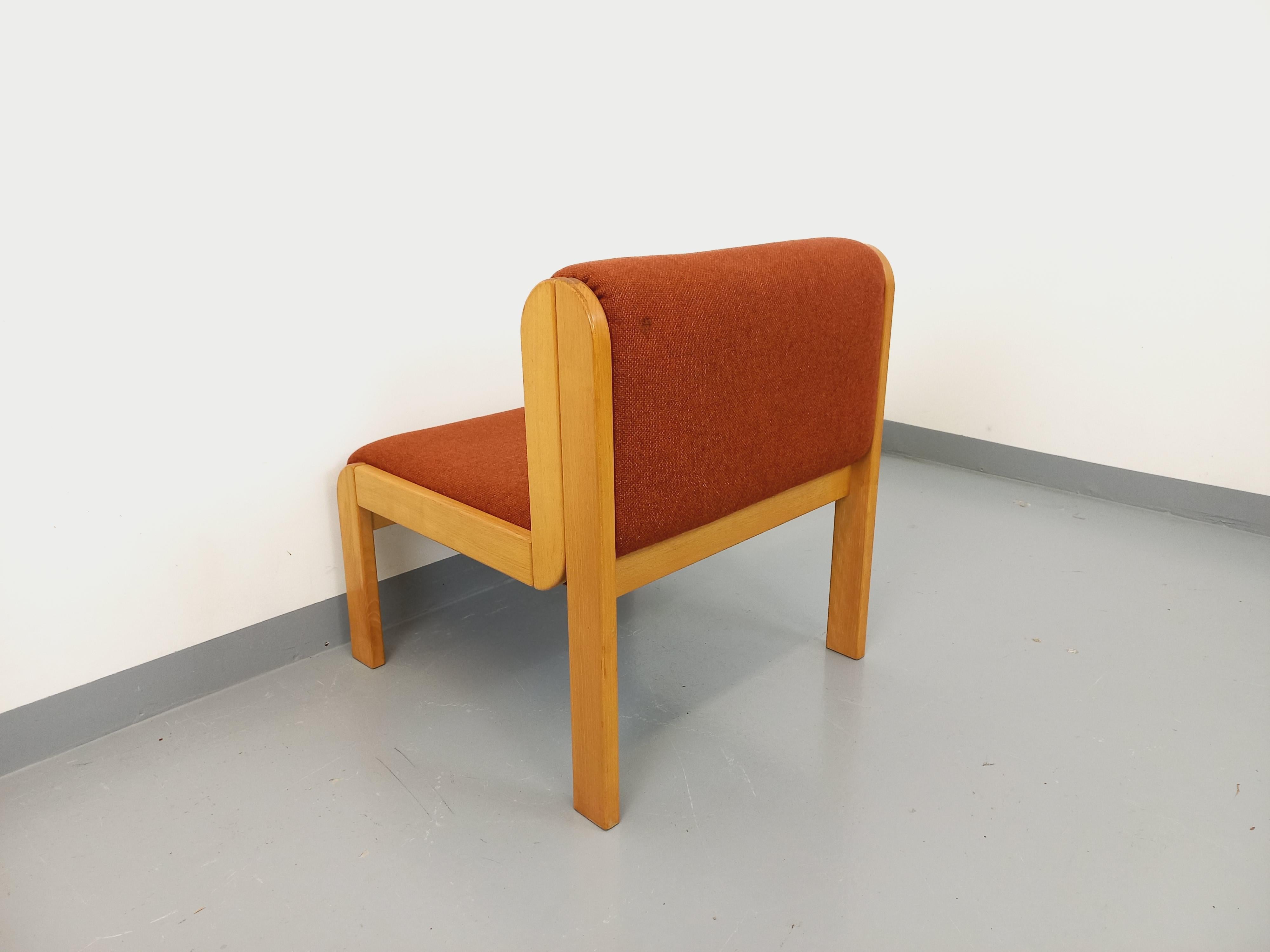 Fauteuil chauffeuse Fröscher vintage en tissu orange et bois des années 70 80 en vente 2
