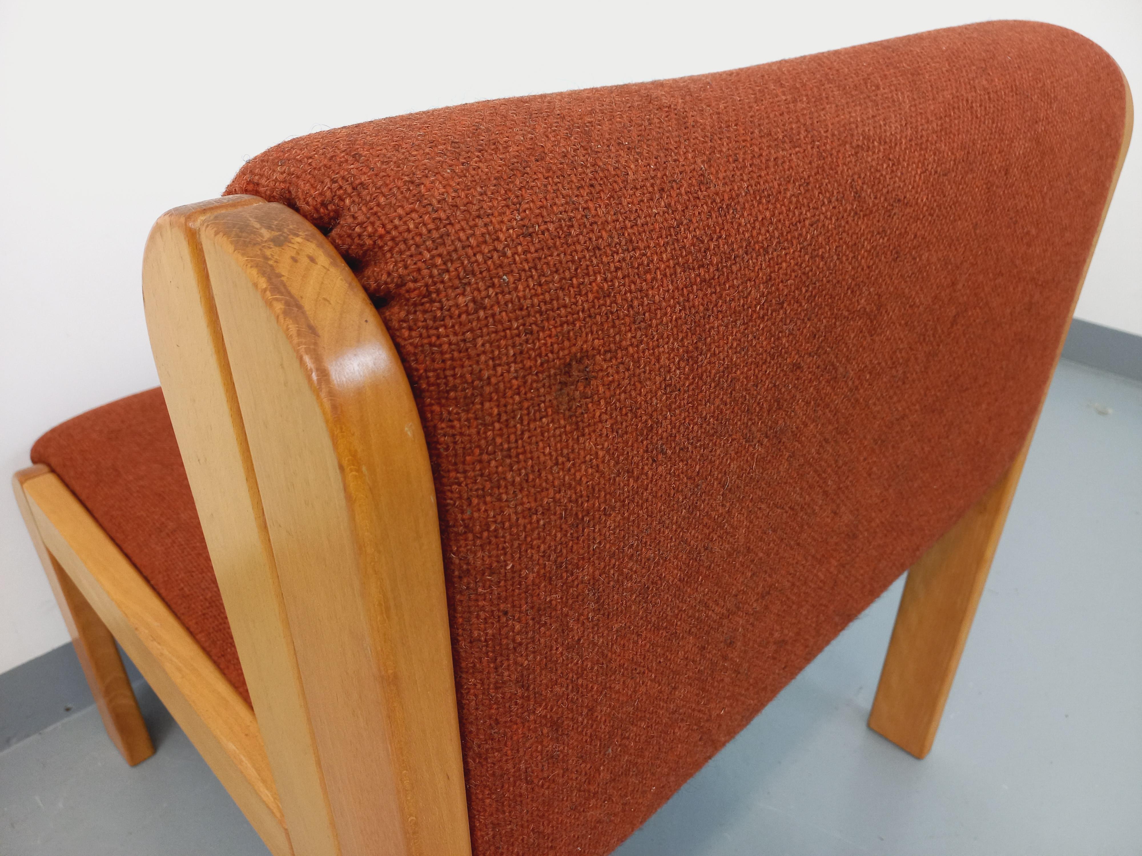Fauteuil chauffeuse Fröscher vintage en tissu orange et bois des années 70 80 en vente 3