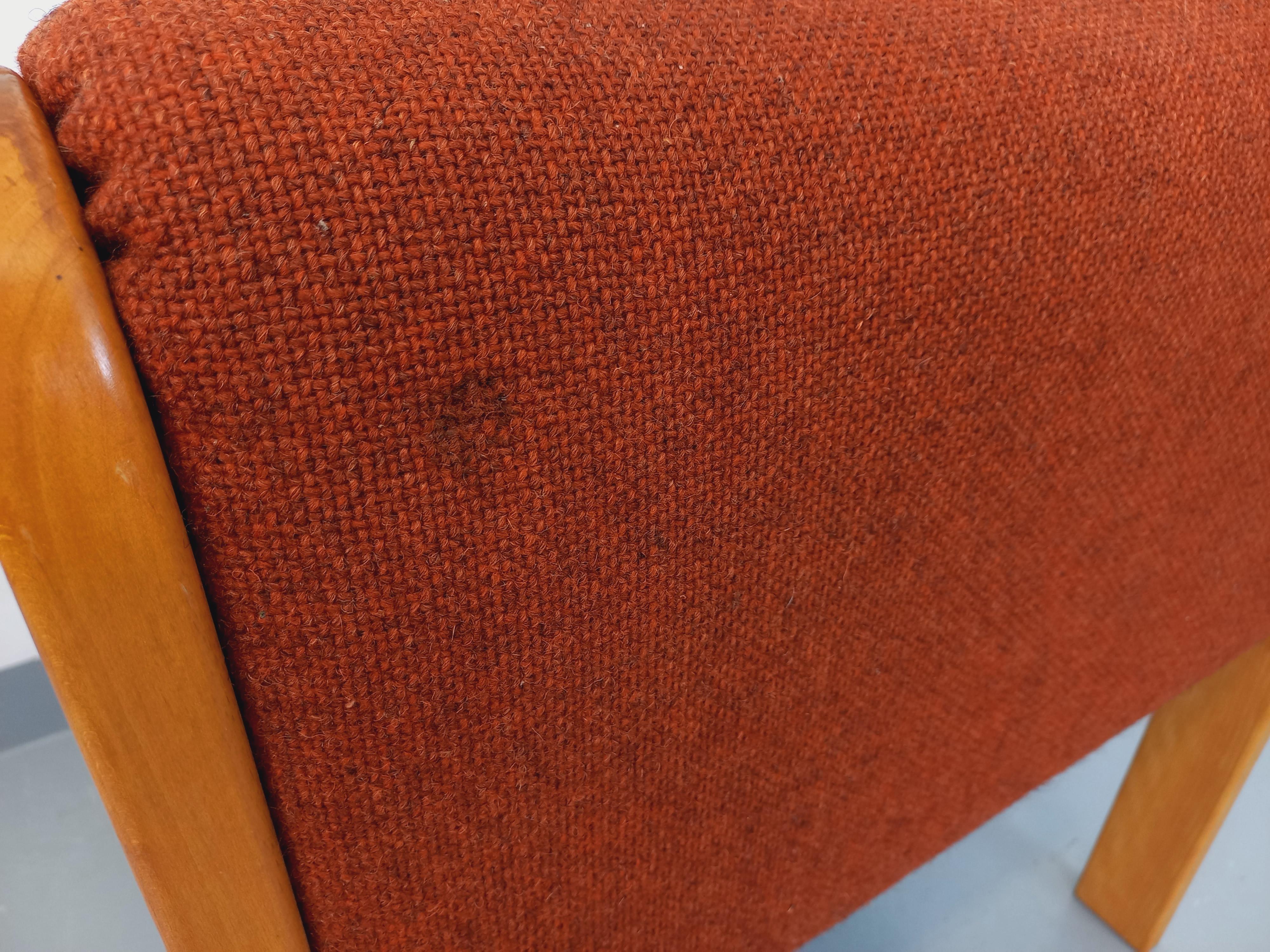 Fauteuil chauffeuse Fröscher vintage en tissu orange et bois des années 70 80 en vente 4