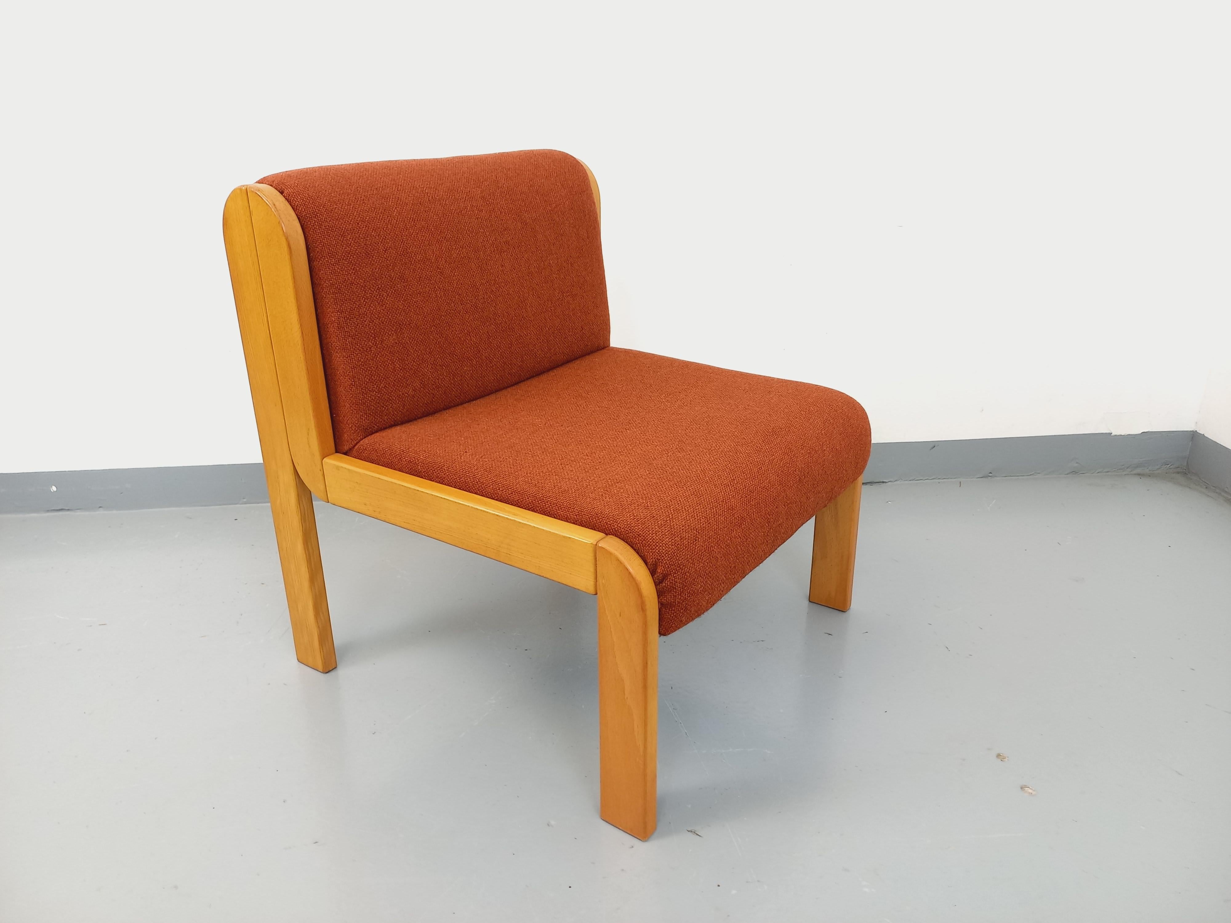 Fauteuil chauffeuse Fröscher vintage en tissu orange et bois des années 70 80 en vente 5