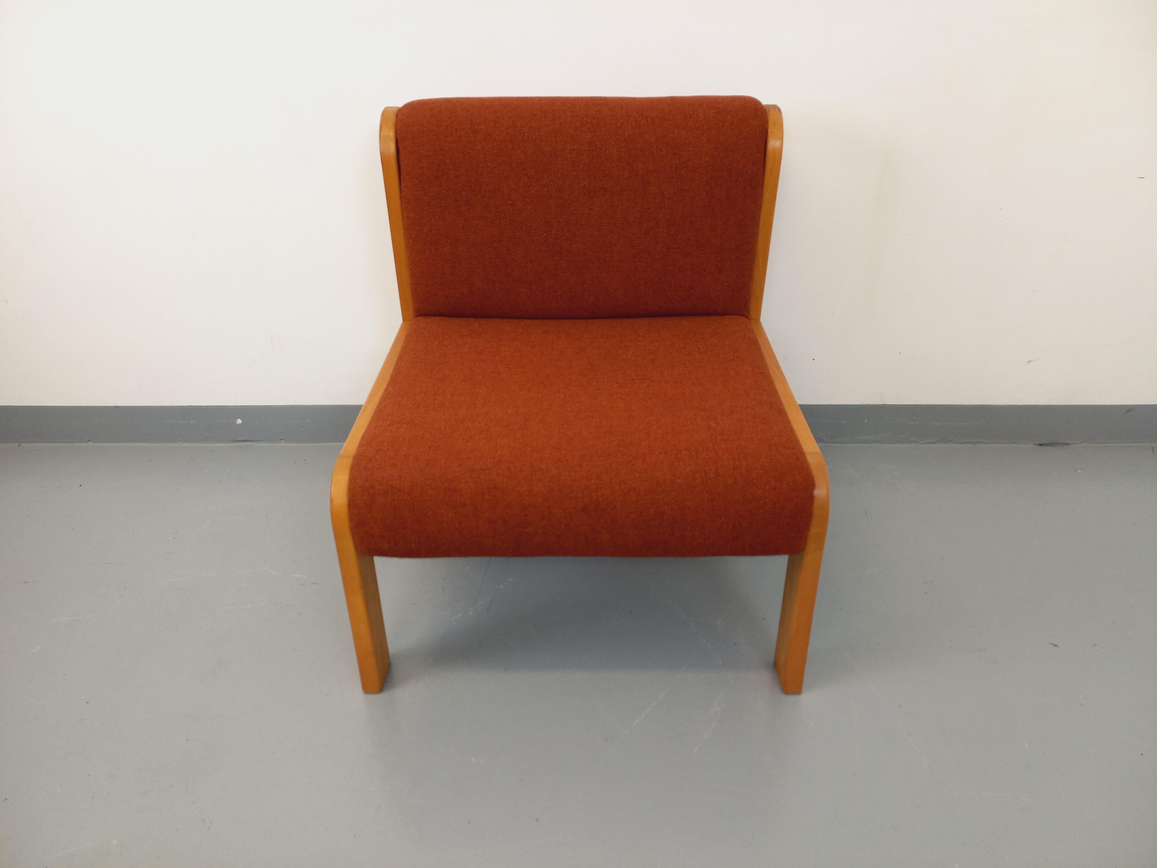 Fauteuil chauffeuse vintage des années 70 80, de marque Fröscher Sitform (étiquette présente), dans le goûts des chauffeuse de André Sornay, dossier et assise en tissu lainé orange foncé / brique, structure et pieds en bois de hêtre, beau design