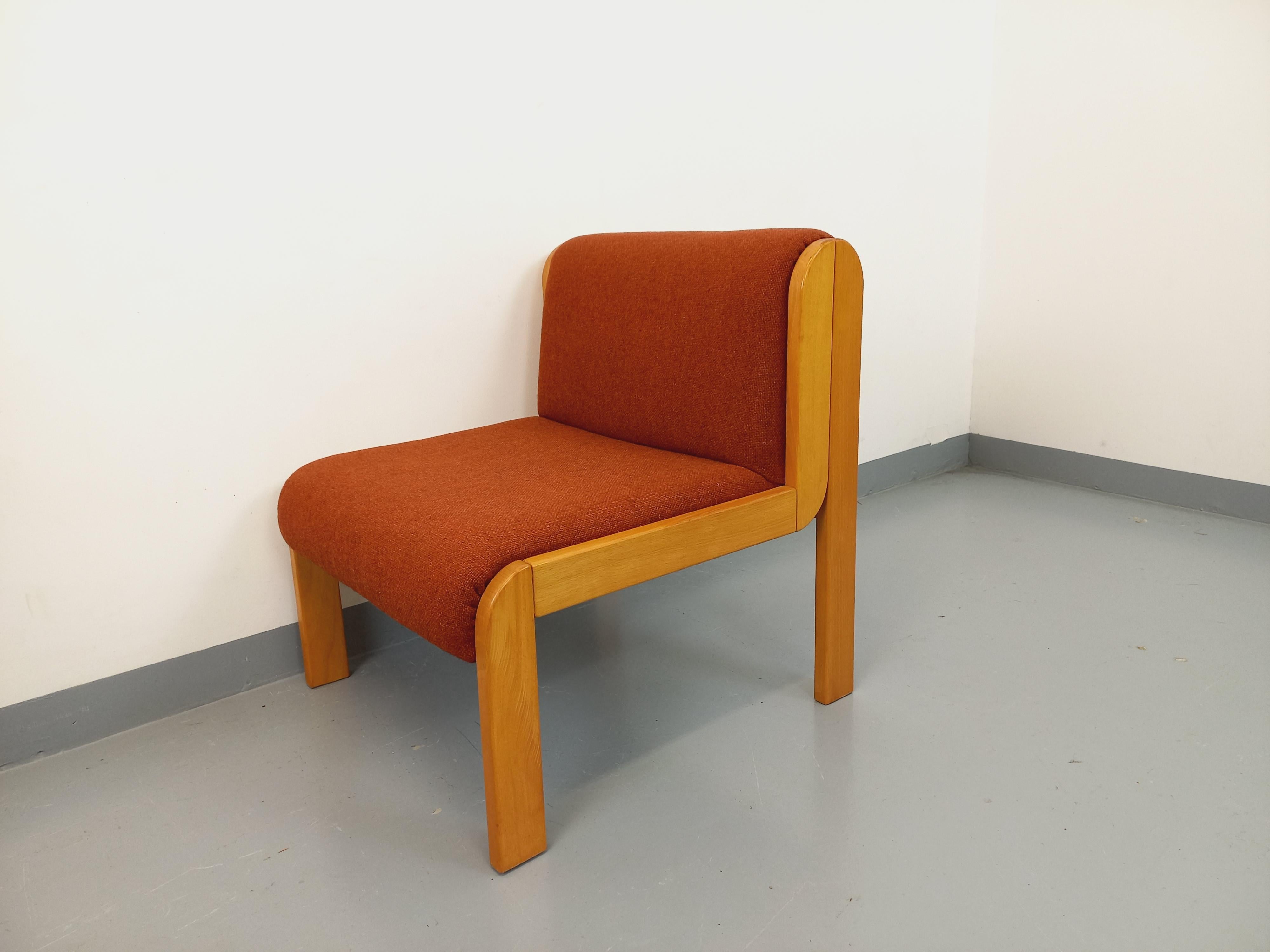 Mid-Century Modern Fauteuil chauffeuse Fröscher vintage en tissu orange et bois des années 70 80 en vente