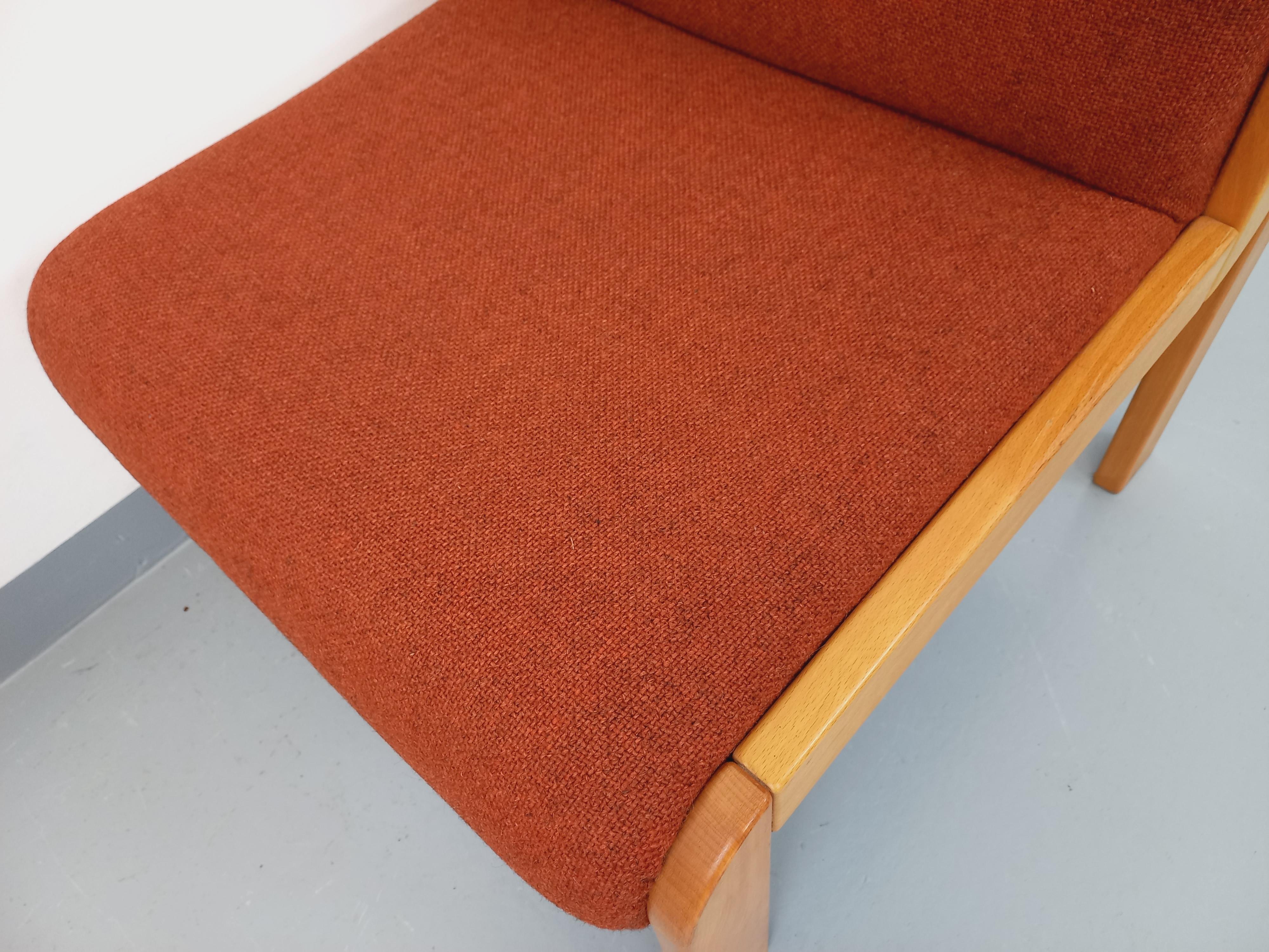 Français Fauteuil chauffeuse Fröscher vintage en tissu orange et bois des années 70 80 en vente