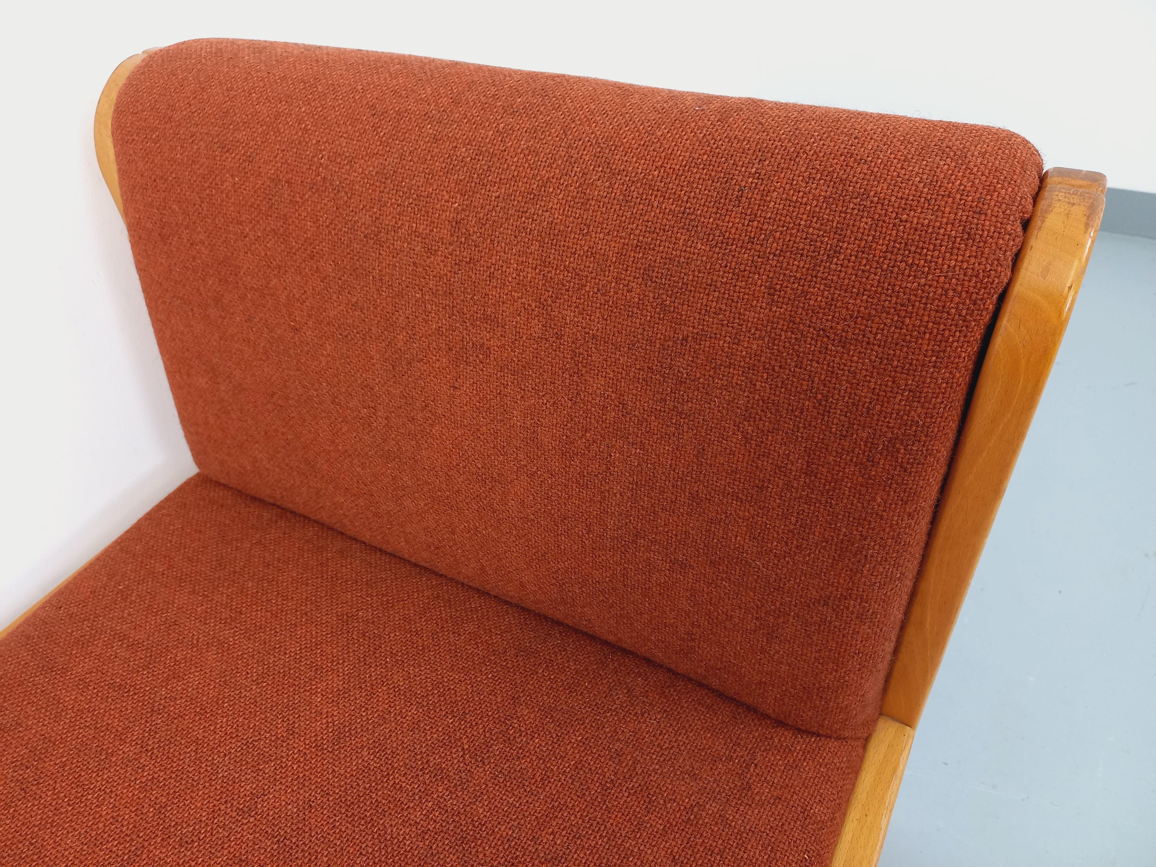 Fauteuil chauffeuse Fröscher vintage en tissu orange et bois des années 70 80 Bon état - En vente à BESANÇON, FR