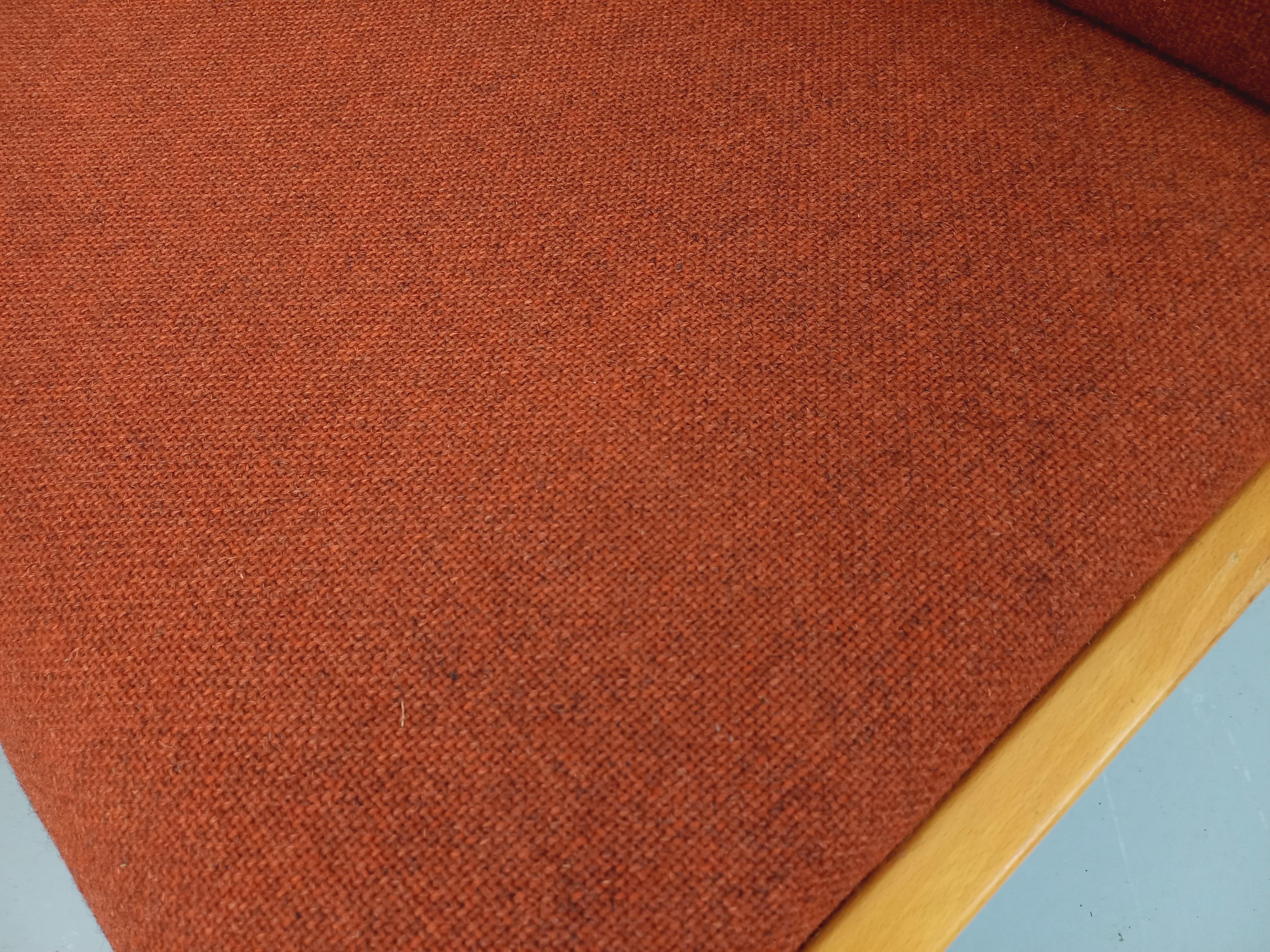 Fin du 20e siècle Fauteuil chauffeuse Fröscher vintage en tissu orange et bois des années 70 80 en vente