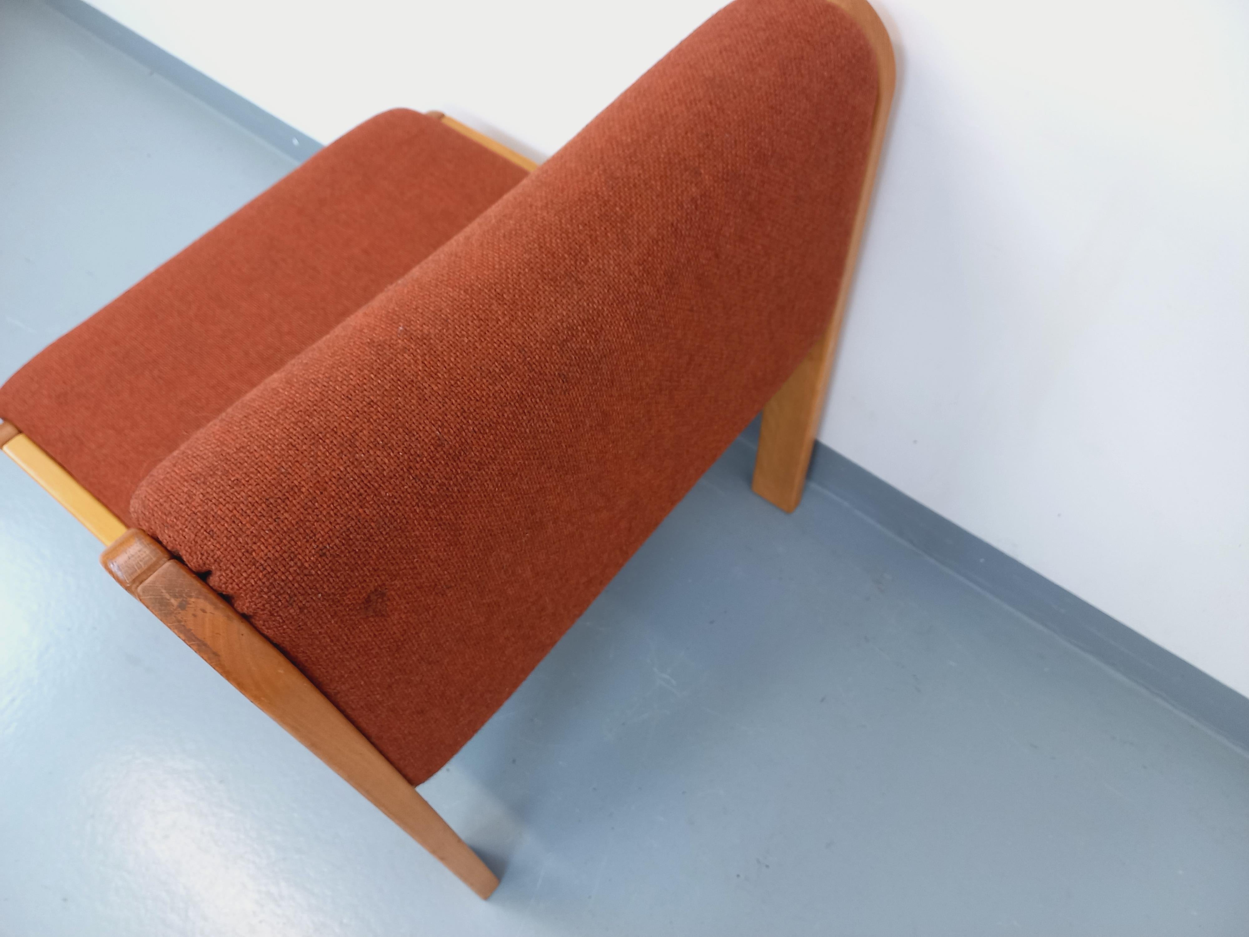 Bois Fauteuil chauffeuse Fröscher vintage en tissu orange et bois des années 70 80 en vente