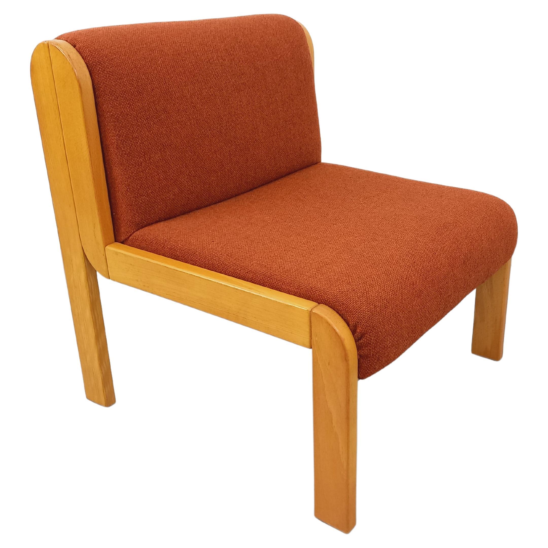 Fauteuil chauffeuse Fröscher vintage en tissu orange et bois des années 70 80