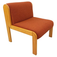 Fauteuil chauffeuse Fröscher vintage en tissu orange et bois des années 70 80