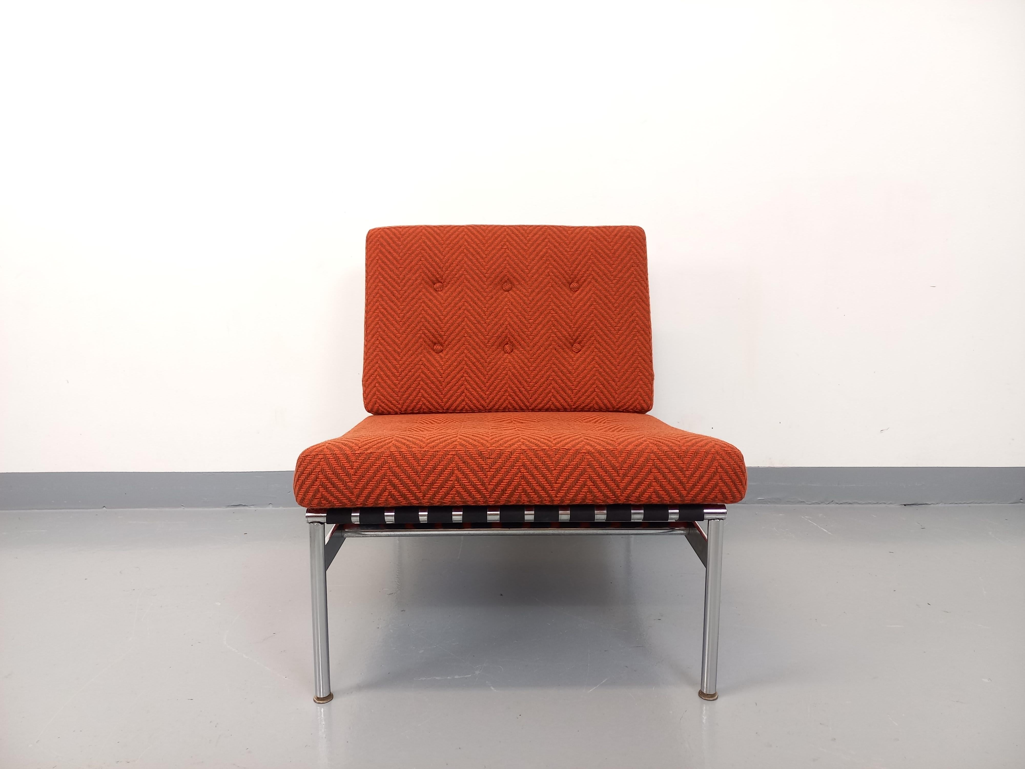 Chauffeurstuhl moderniste vintage des années 60 70, en métal chromé tubulaire, assise et dossier en tissu de laine orange et marron, coussins amovibles, beau design dans le style Knoll, très bon état.
Ref 250 609
Größe : 71 cm
Größe : 64 cm
Profil :