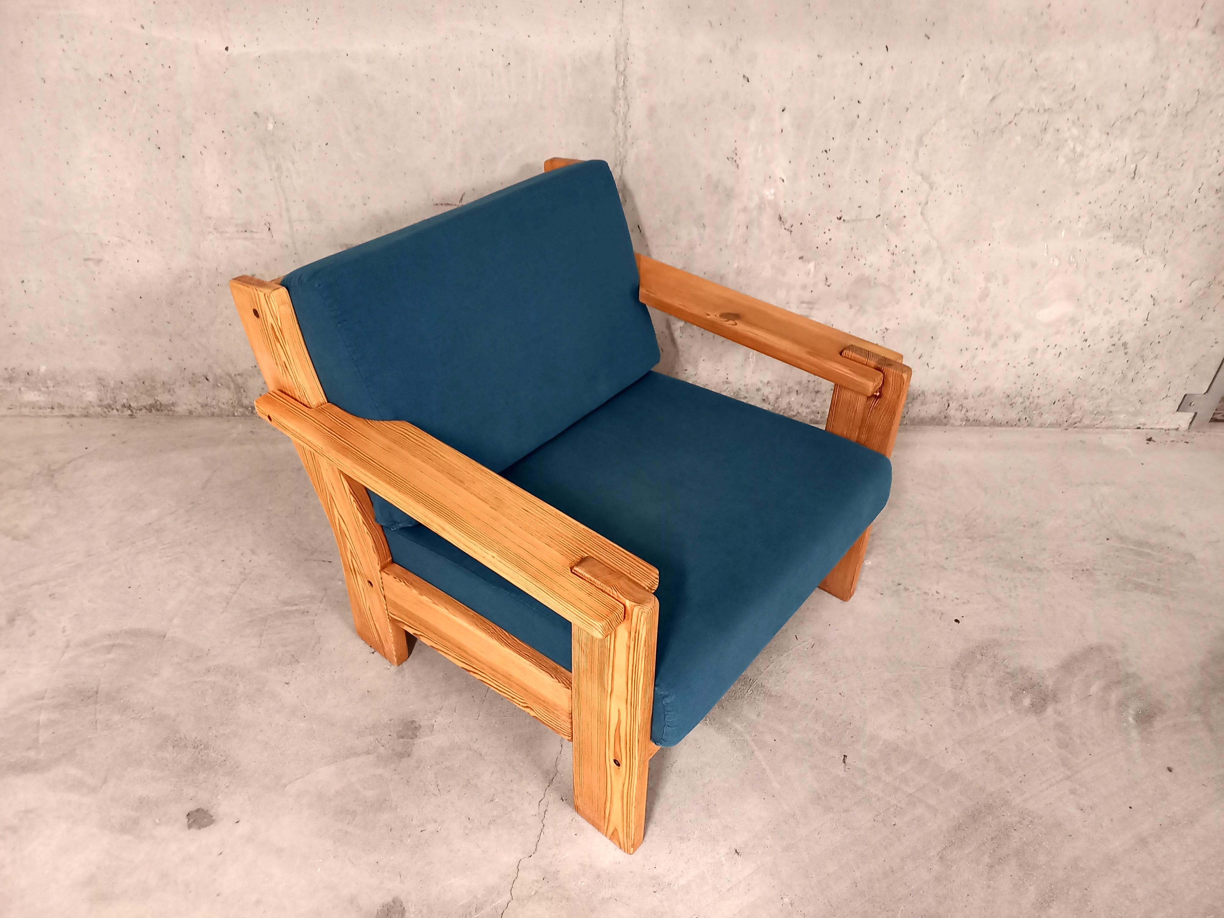 Fauteuil chauffeuse vintage des années 80, en bois de pin, structure du dossier originale avec travail du bois en forme de vague, dossier et assise amovibles en tissu bleu, vis apparentes, très confortable, très bon état général.
Ref 220 830
Hauteur