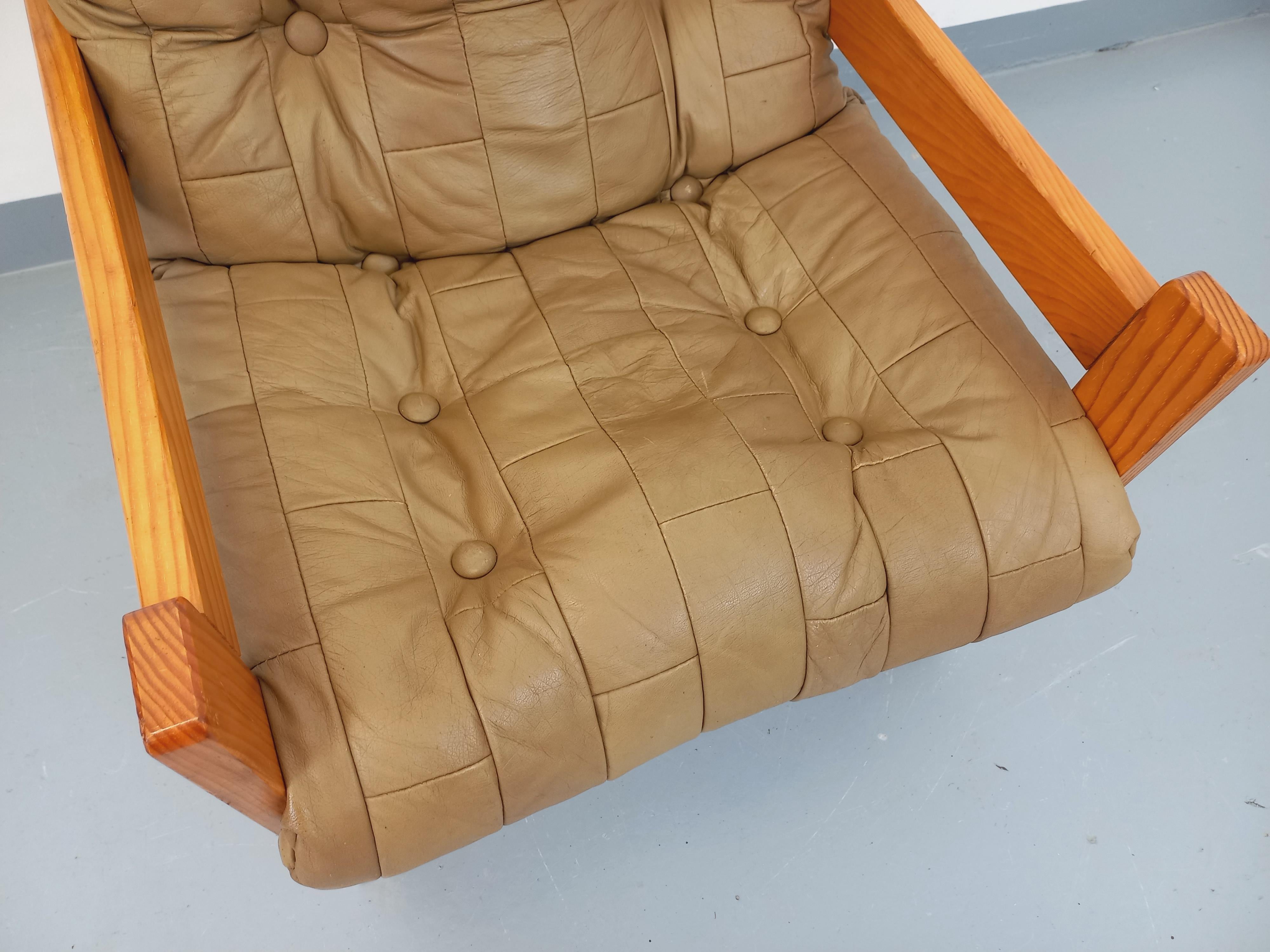 Fauteuil chauffeuse vintage en pin et cuir des années 70 3