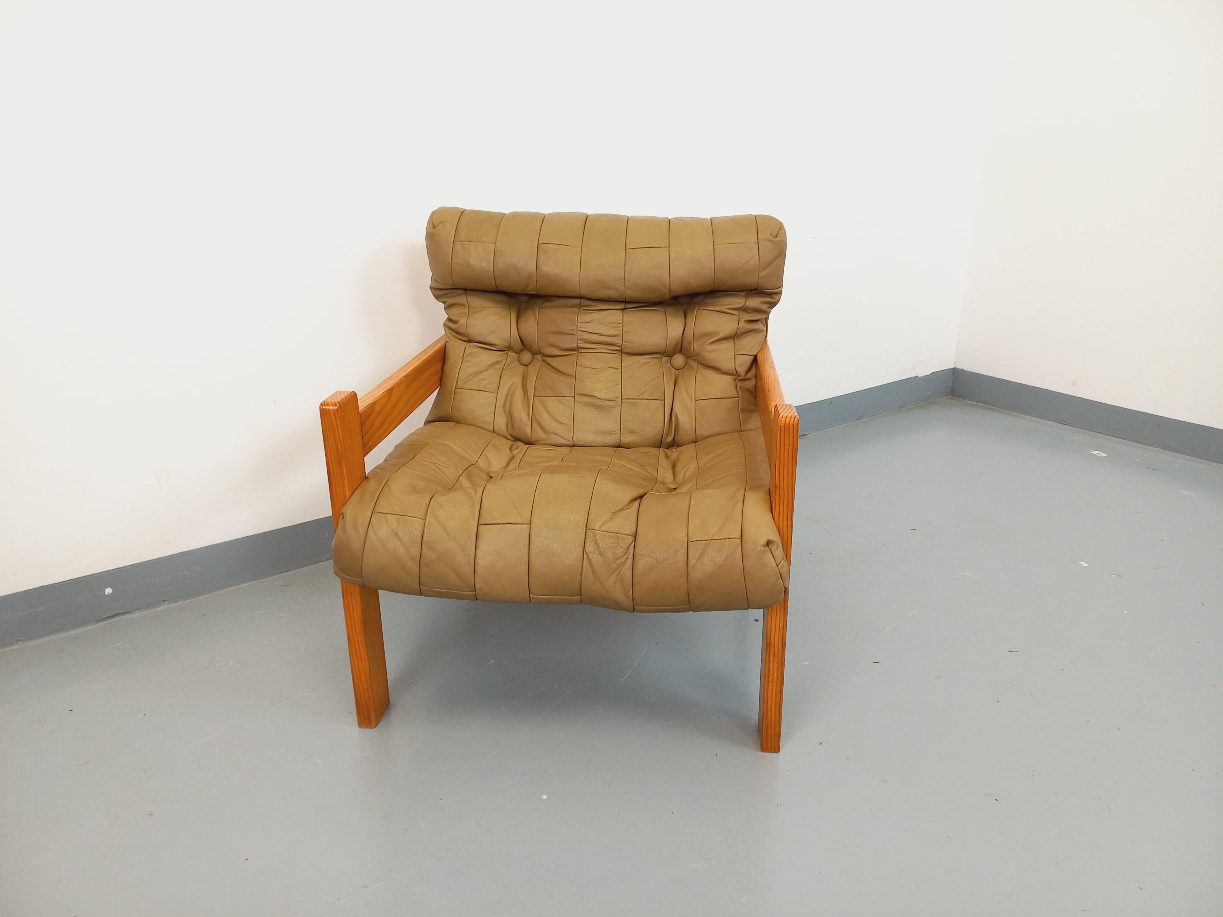 Fauteuil chauffeuse vintage en pin et cuir des années 70 4