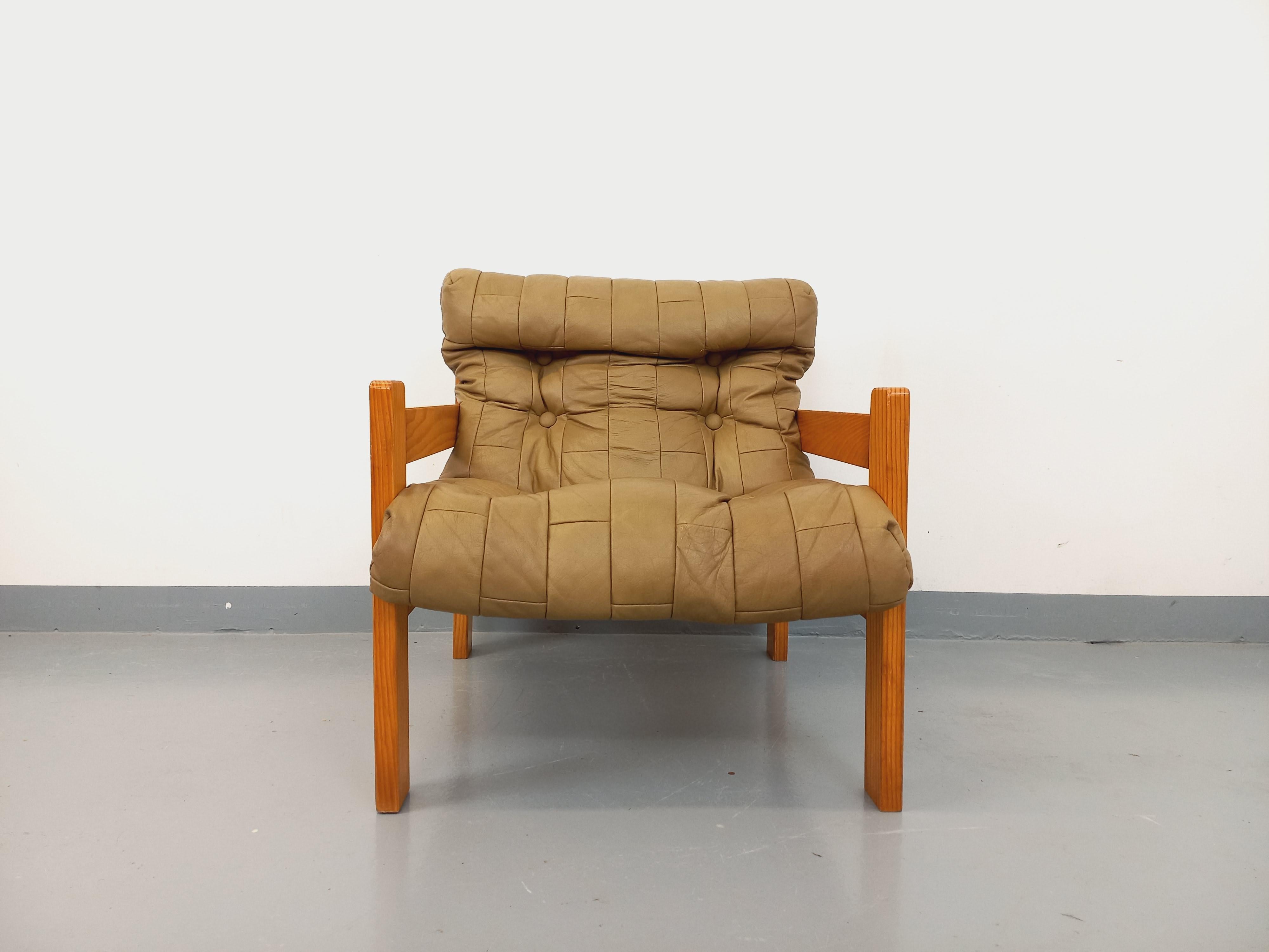 Fauteuil chauffeuse vintage en pin et cuir des années 70 5