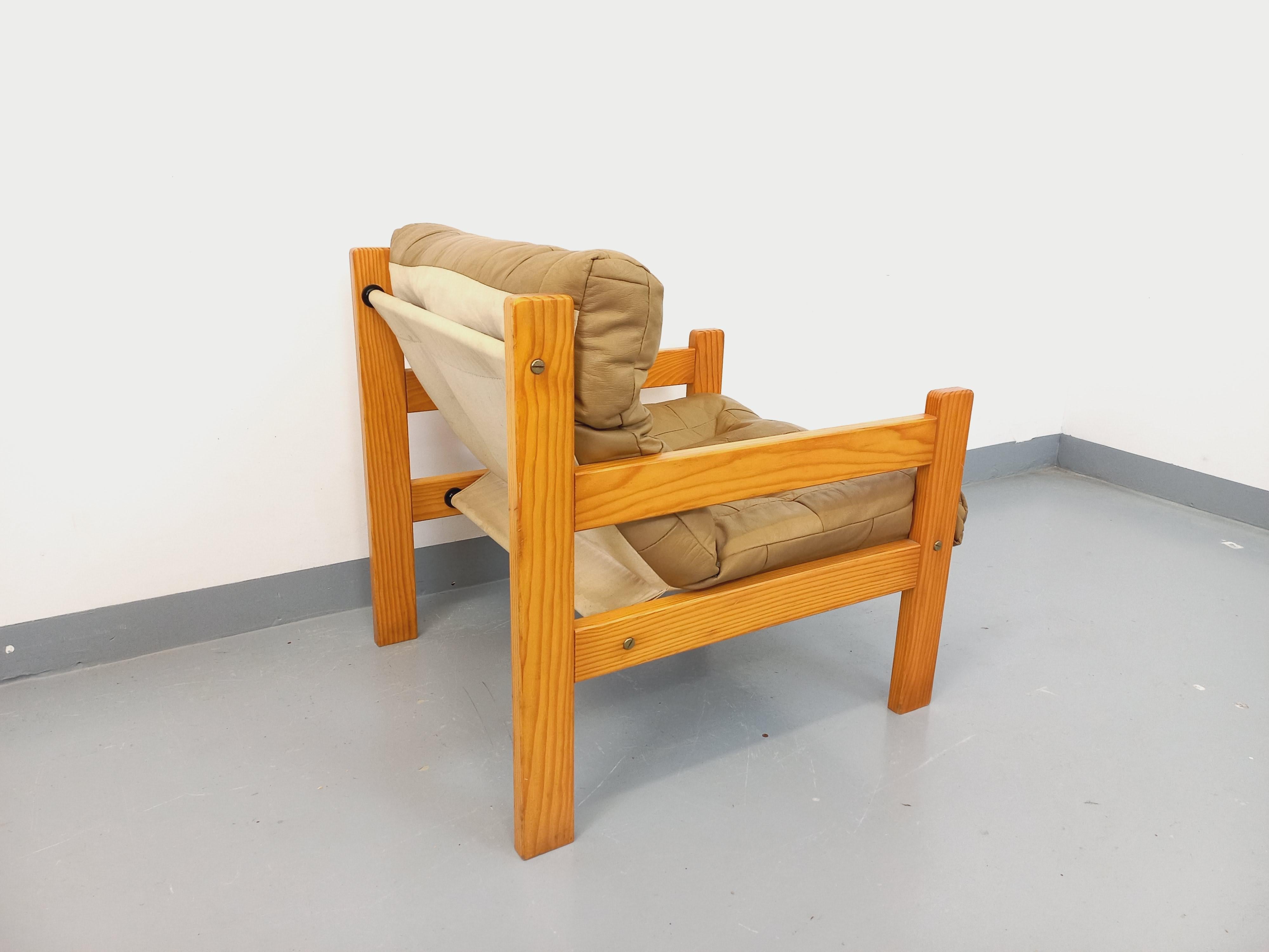 Fauteuil chauffeuse vintage en pin et cuir des années 70 6