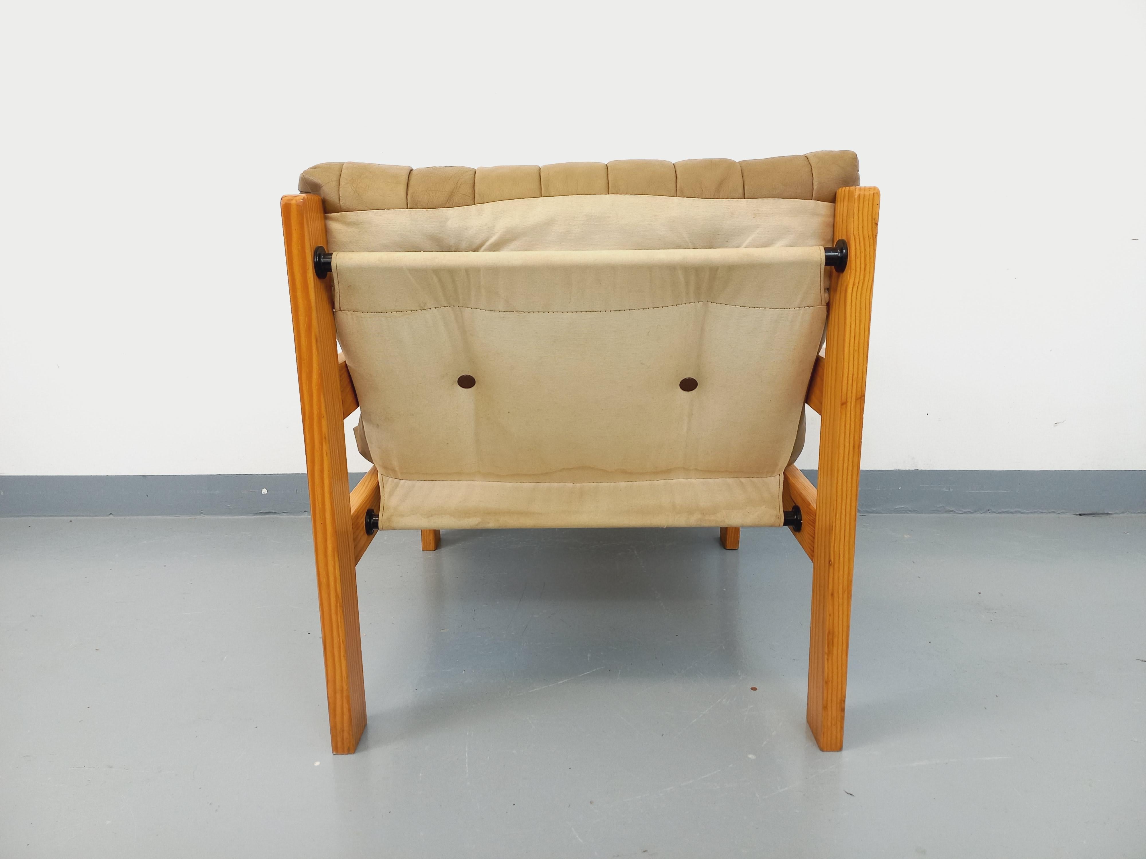 Fauteuil chauffeuse vintage en pin et cuir des années 70 7