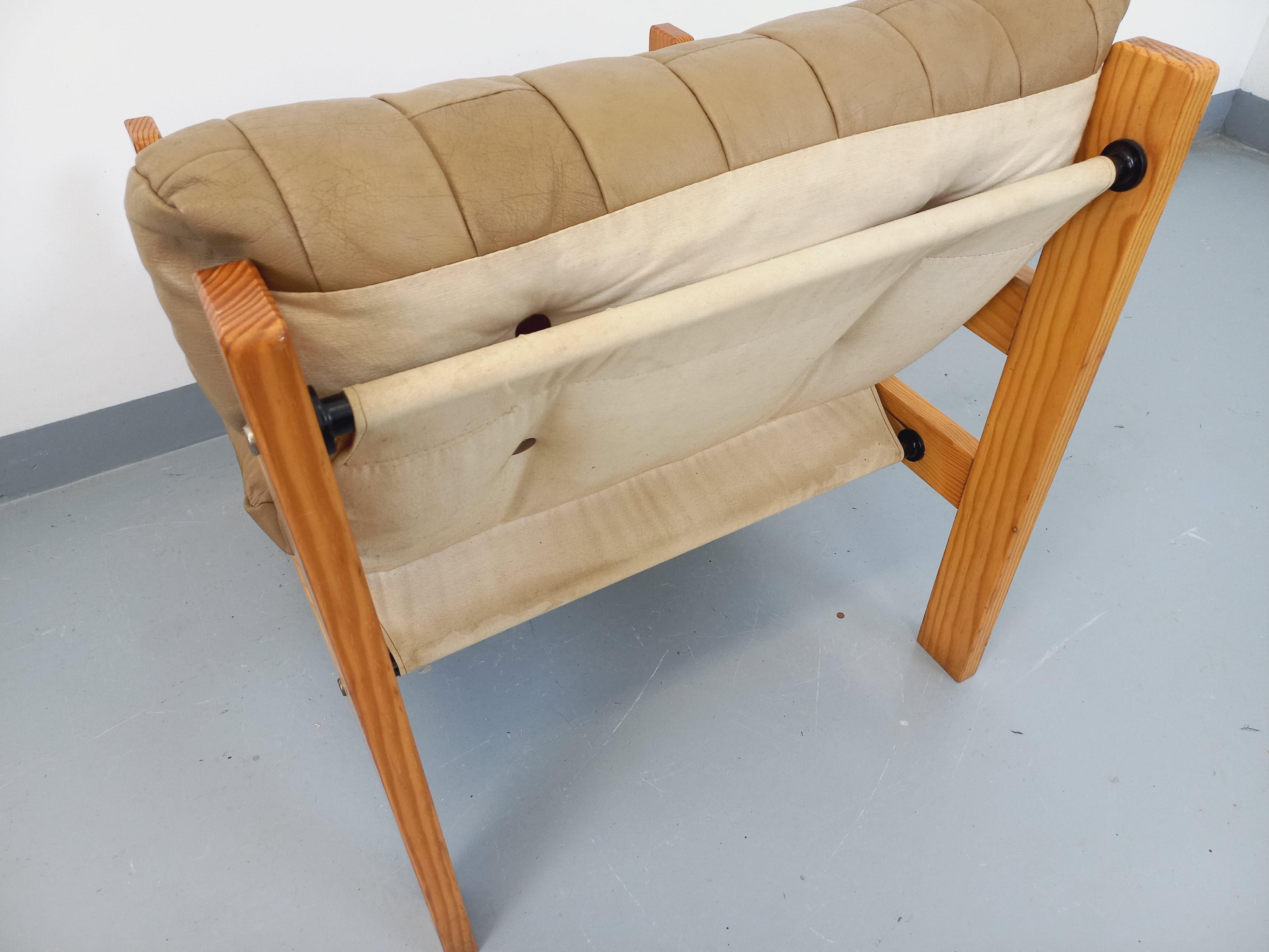 Fauteuil chauffeuse vintage en pin et cuir des années 70 8