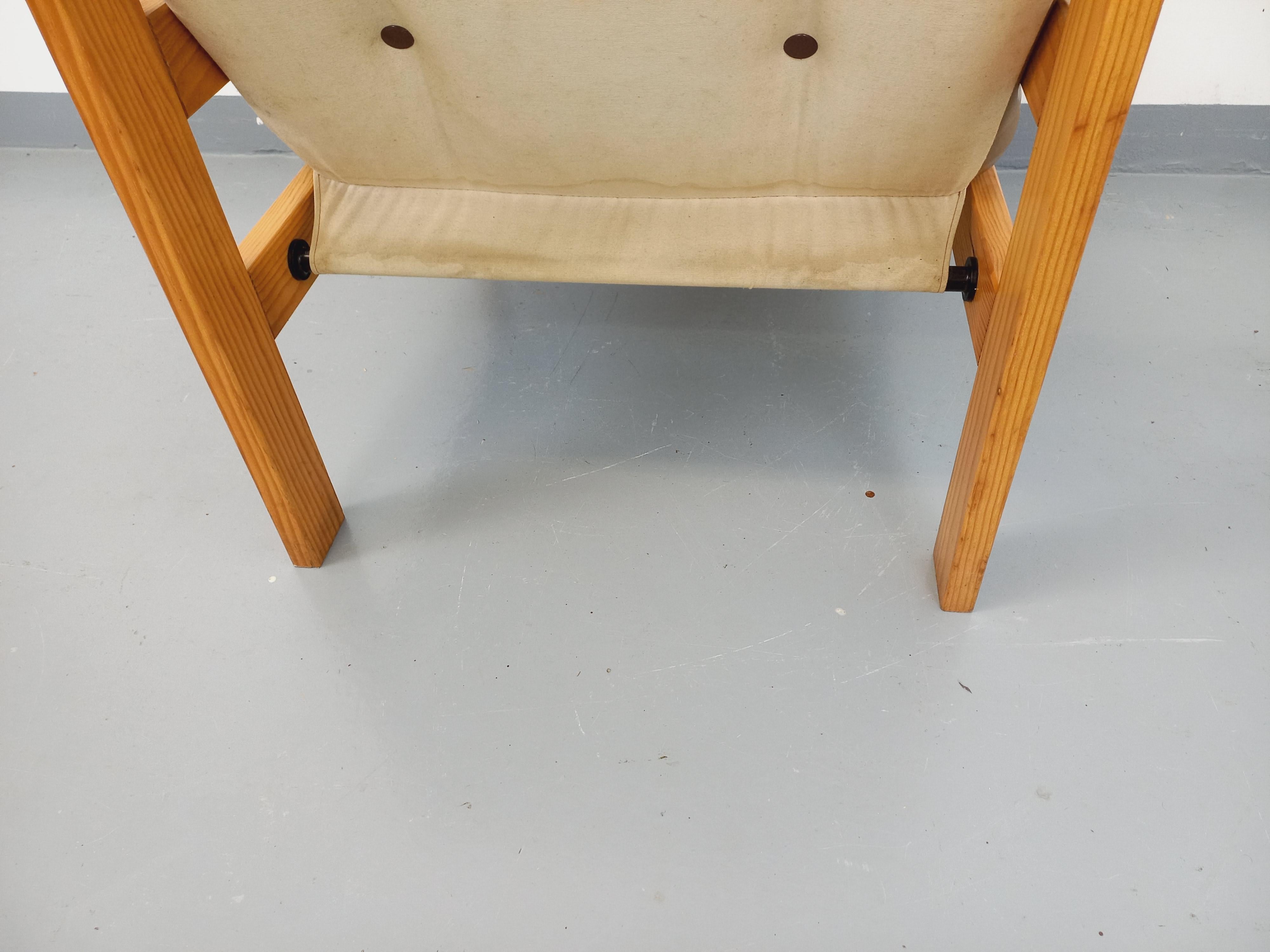 Fauteuil chauffeuse vintage en pin et cuir des années 70 9
