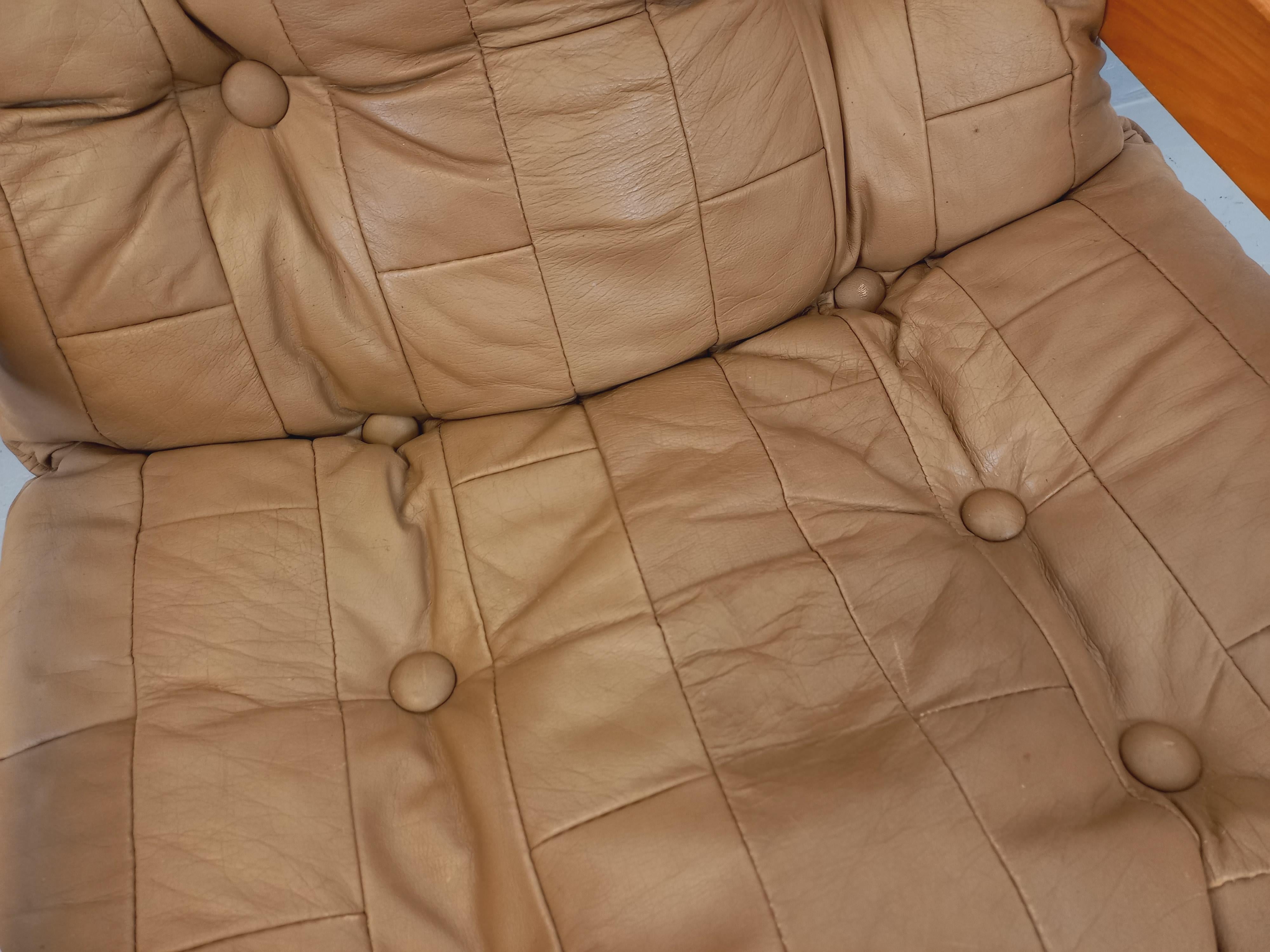 Fauteuil chauffeuse vintage en pin et cuir des années 70 10